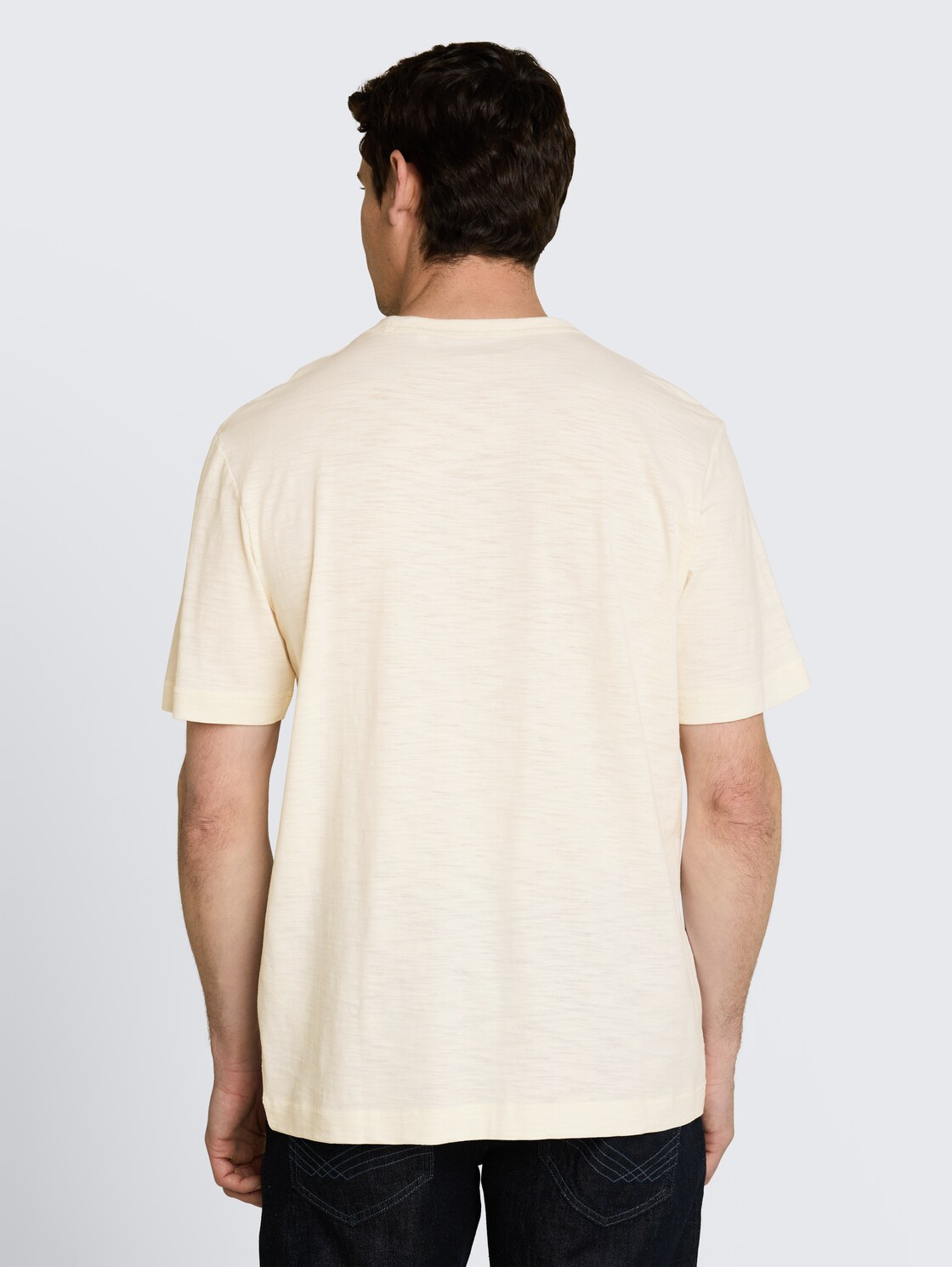 T-Shirt in Melange-Optik - Gardenia White - Auschnitt Model-Rückansicht