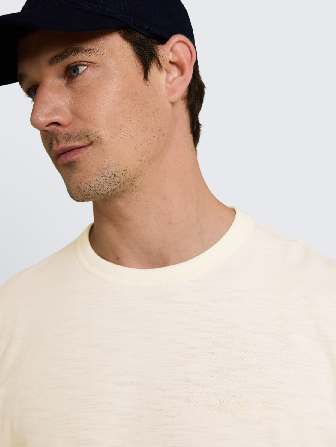 T-Shirt in Melange-Optik - Gardenia White - Detail-Model-Ansicht