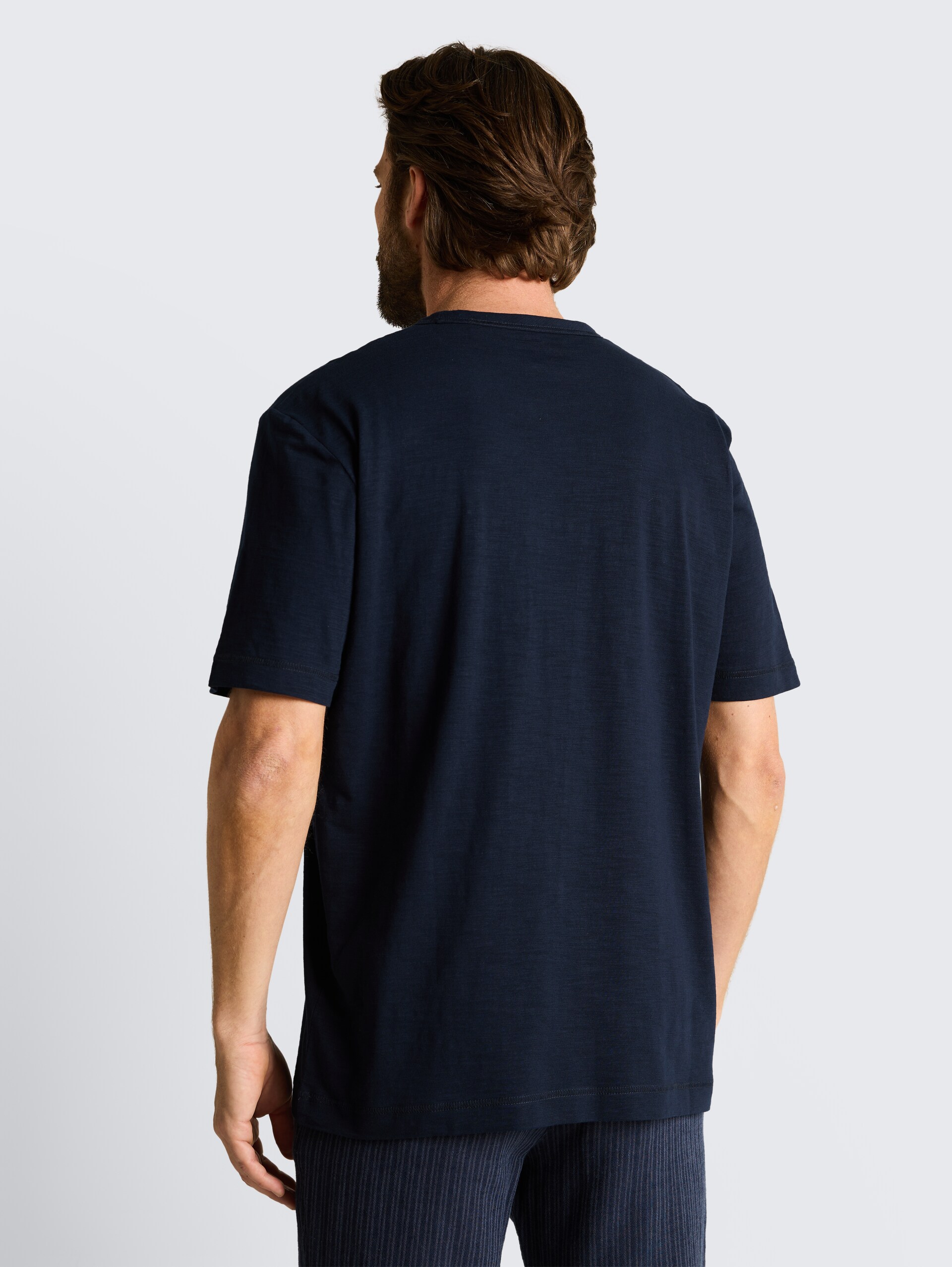 T-Shirt in Melange-Optik - sky captain blue - Auschnitt Model-Rückansicht