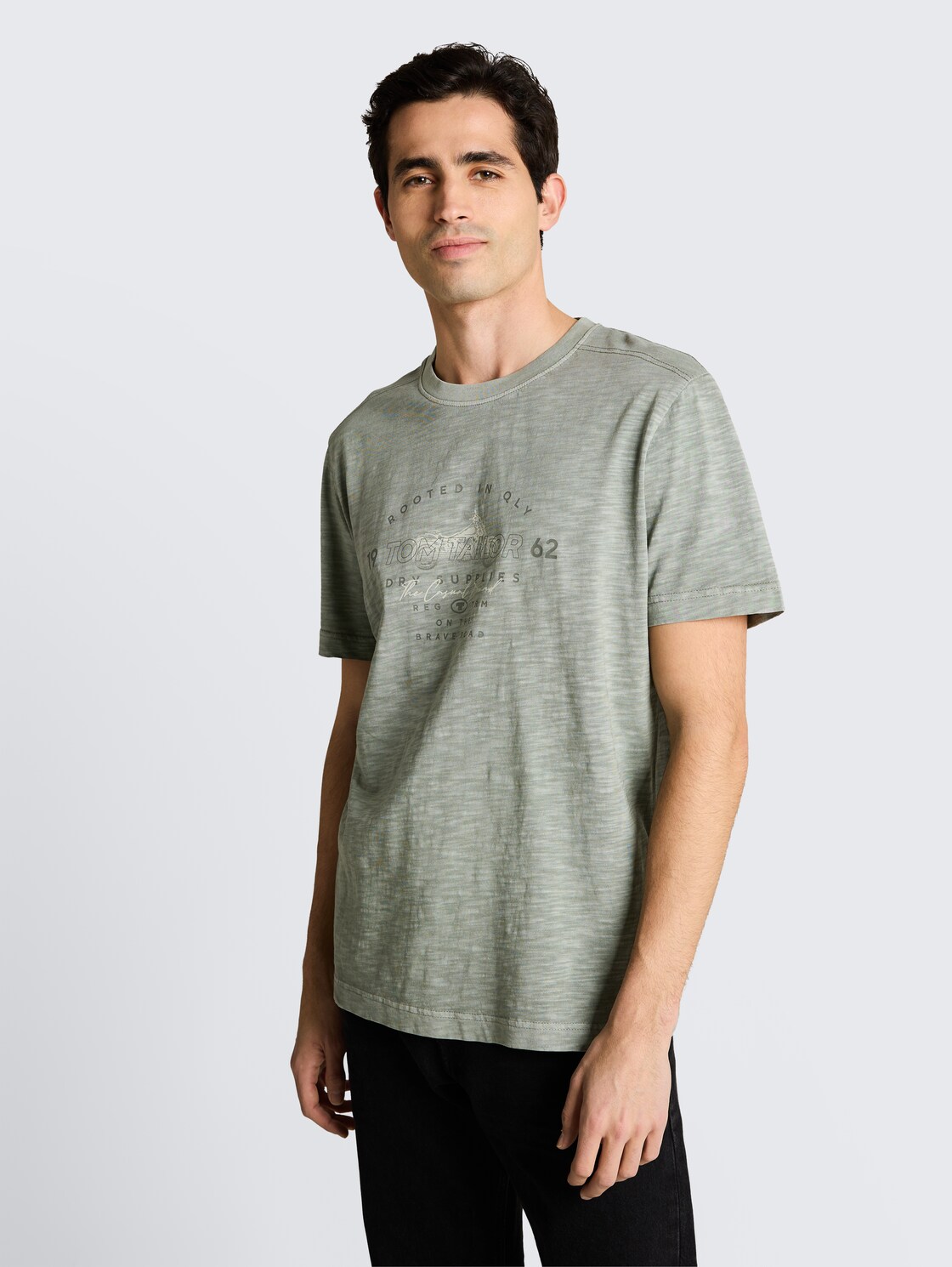 T-Shirt in Melange-Optik mit Print - Greyish Shadow Olive - Ausschnitt Model-Vorderansicht