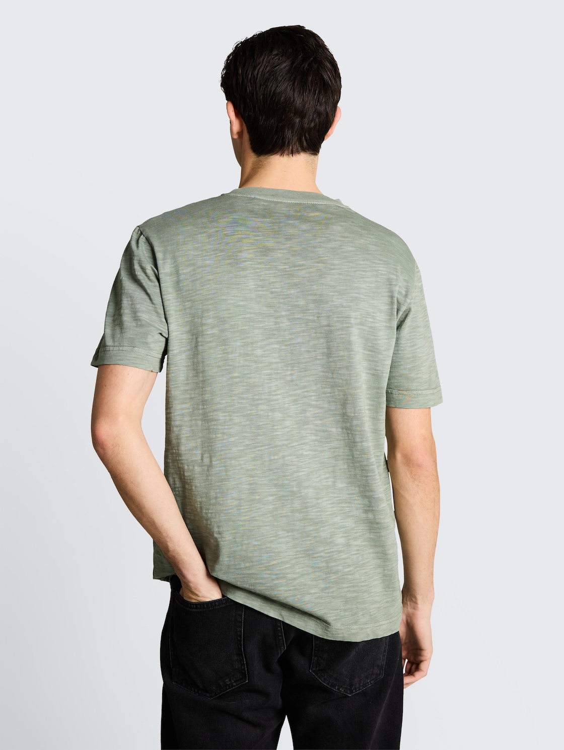 T-Shirt in Melange-Optik mit Print - Greyish Shadow Olive - Auschnitt Model-Rückansicht