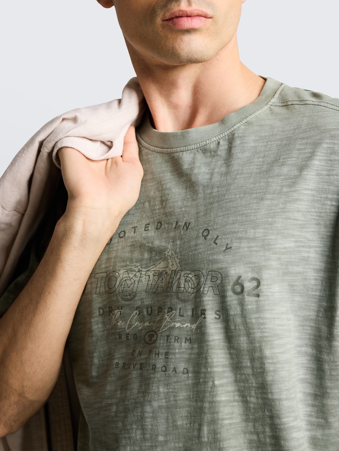 T-Shirt in Melange-Optik mit Print - Greyish Shadow Olive - Detail-Model-Ansicht