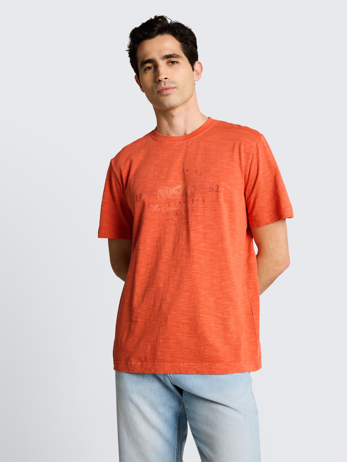 T-Shirt in Melange-Optik mit Print - Chili Orange - Ausschnitt Model-Vorderansicht