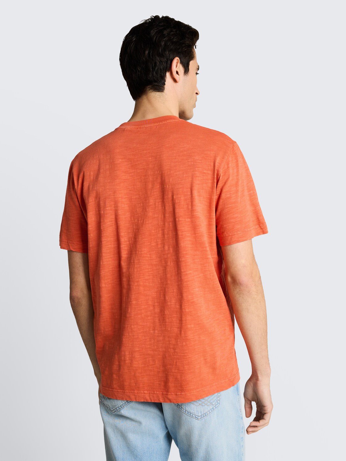 T-Shirt in Melange-Optik mit Print - Chili Orange - Auschnitt Model-Rückansicht