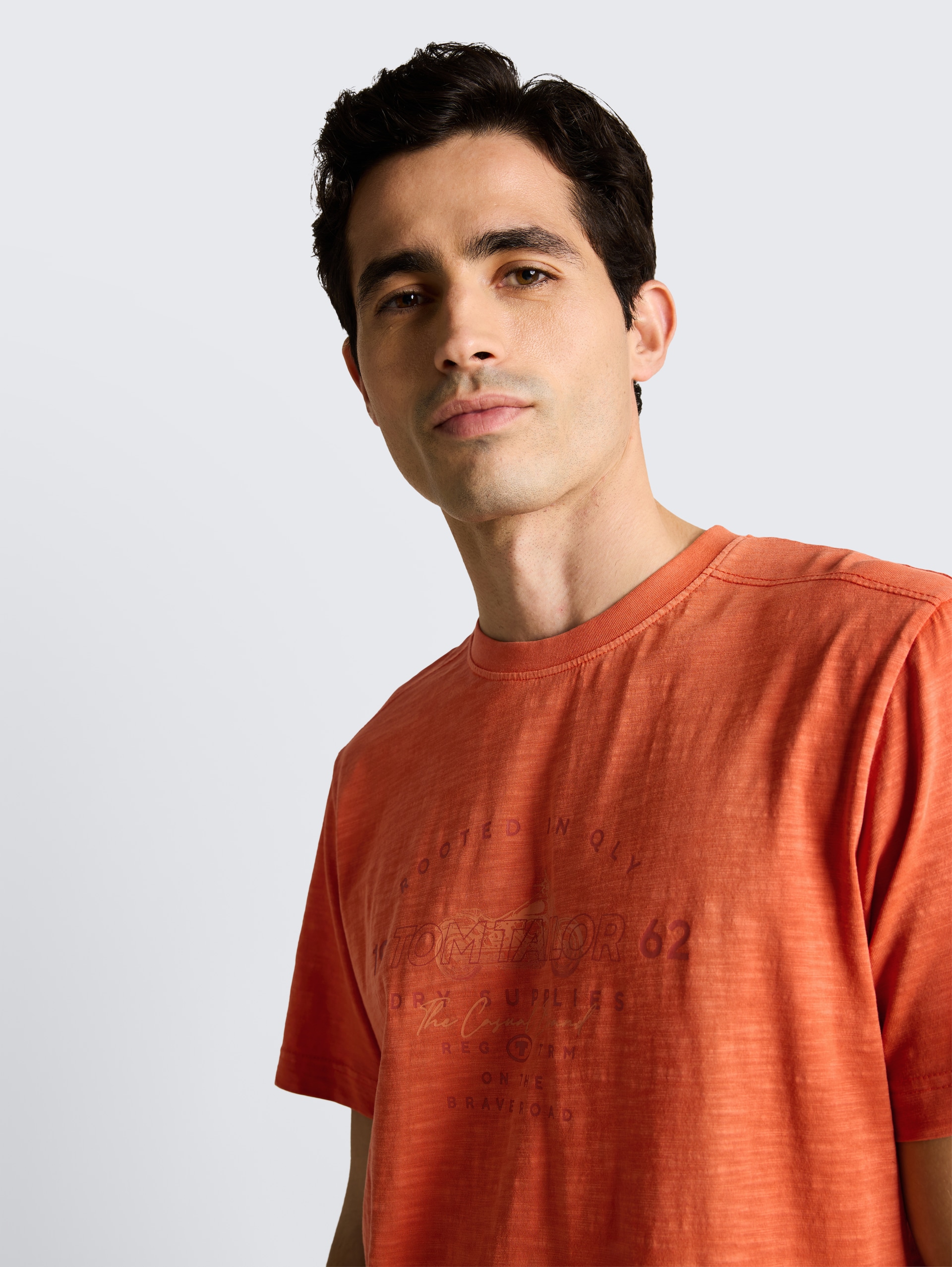 T-shirt in gemêleerde look met print - Chili Orange - Detailaanzicht model