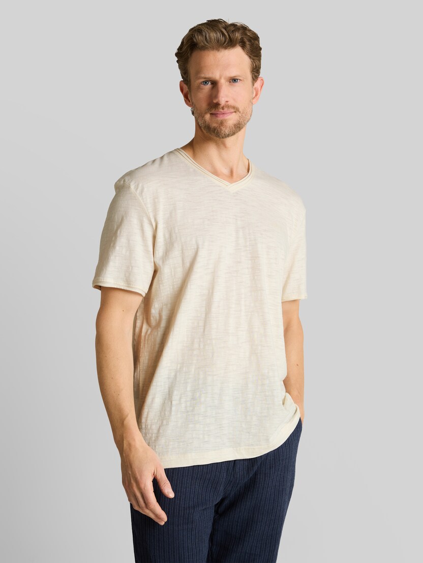 T-Shirt mit V-Ausschnitt von Men, Gardenia White