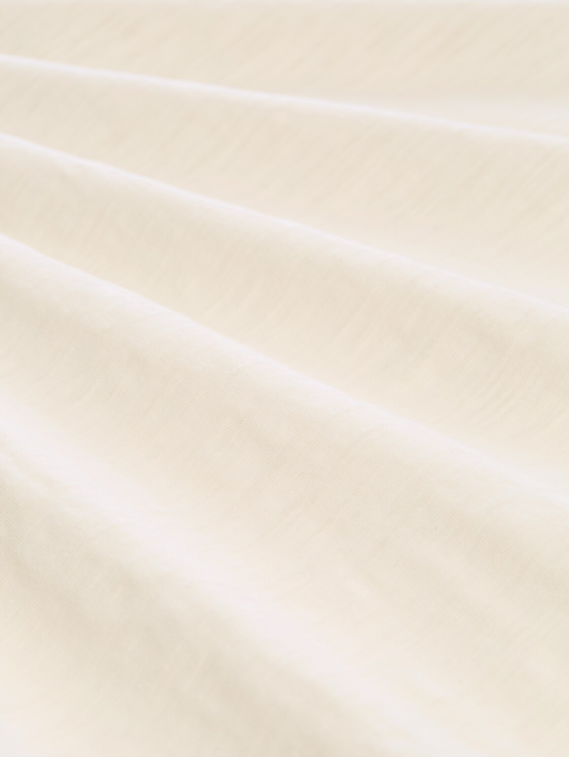 T-Shirt mit V-Ausschnitt - Gardenia White - Material-Ansicht