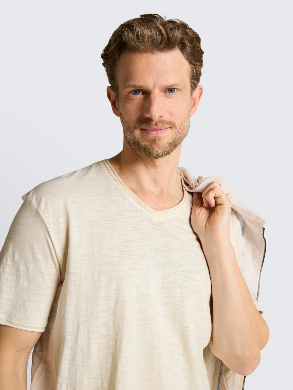 T-Shirt mit V-Ausschnitt - Gardenia White - Detail-Model-Ansicht