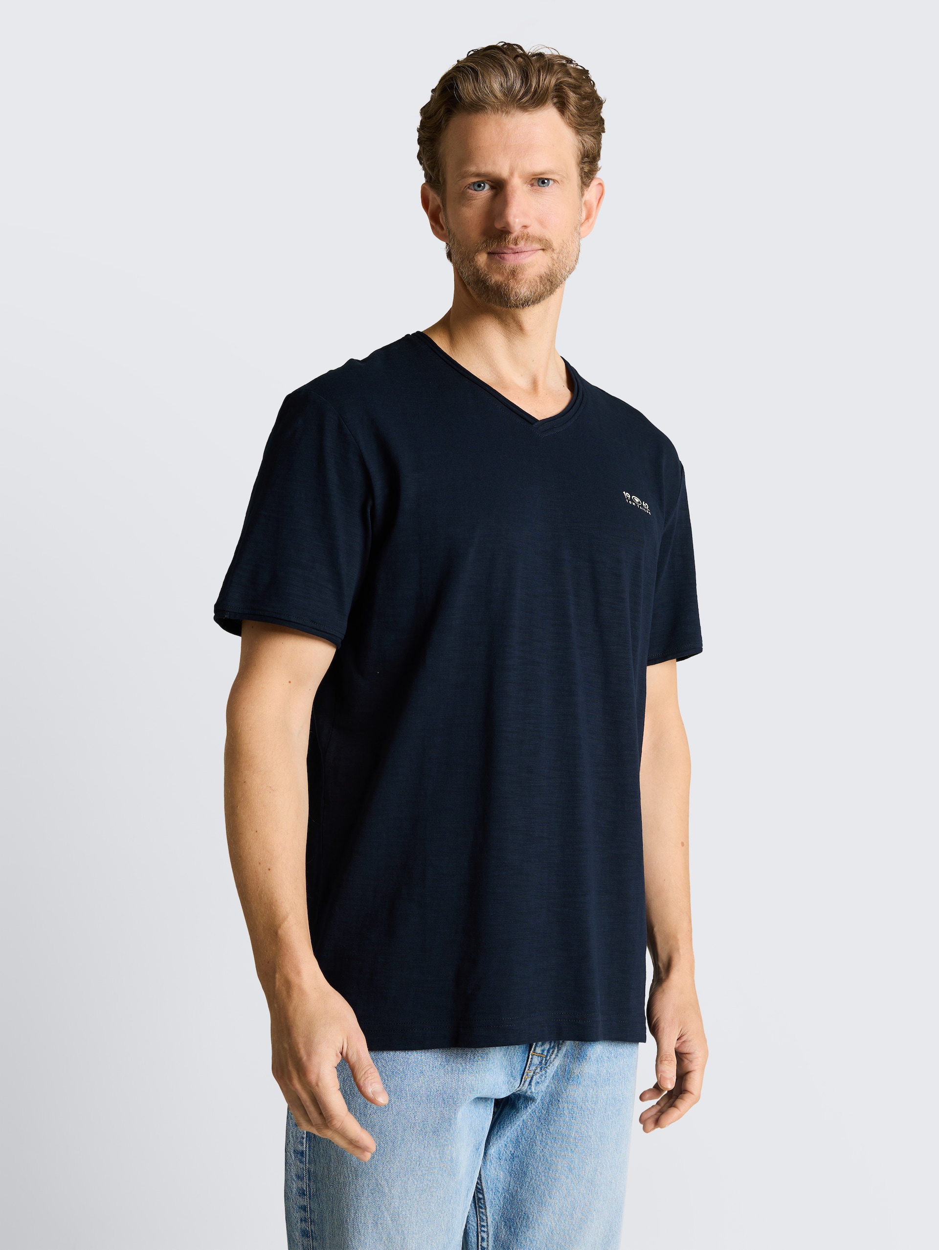 T-shirt met V-hals - sky captain blue - Nek model vooraanzicht