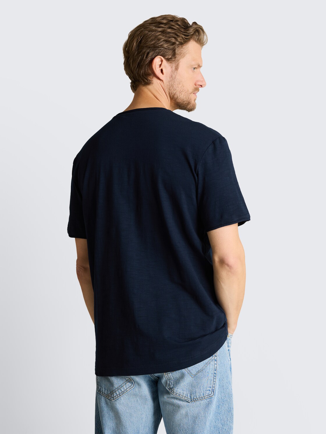 T-Shirt mit V-Ausschnitt - sky captain blue - Auschnitt Model-Rückansicht