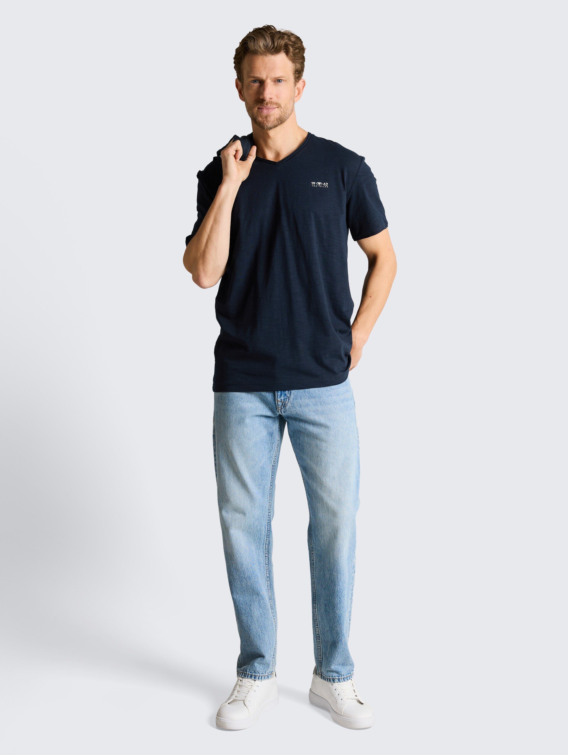 T-shirt met V-hals - sky captain blue - Model vooraanzicht