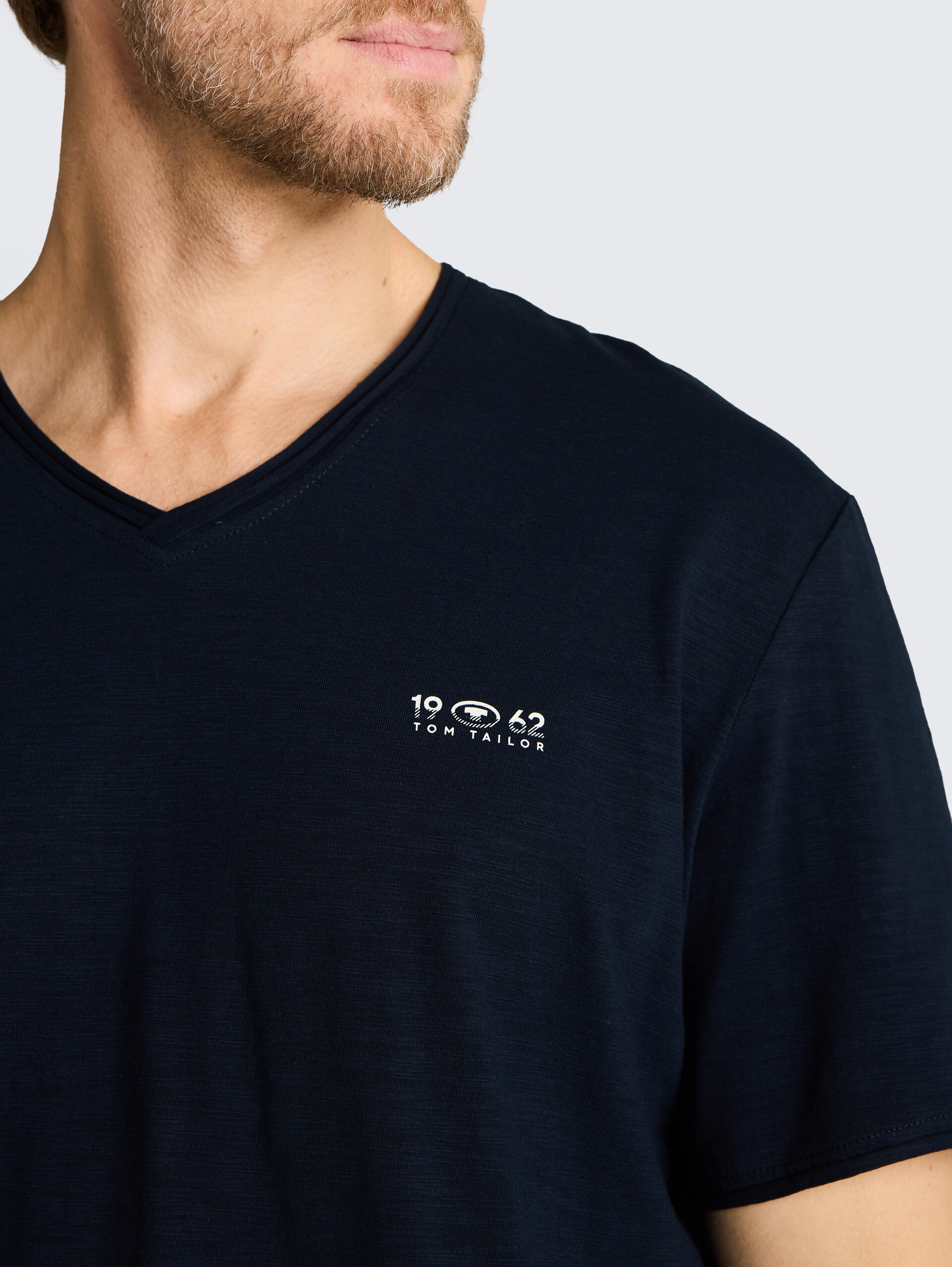 T-shirt met V-hals - sky captain blue - Detailaanzicht model