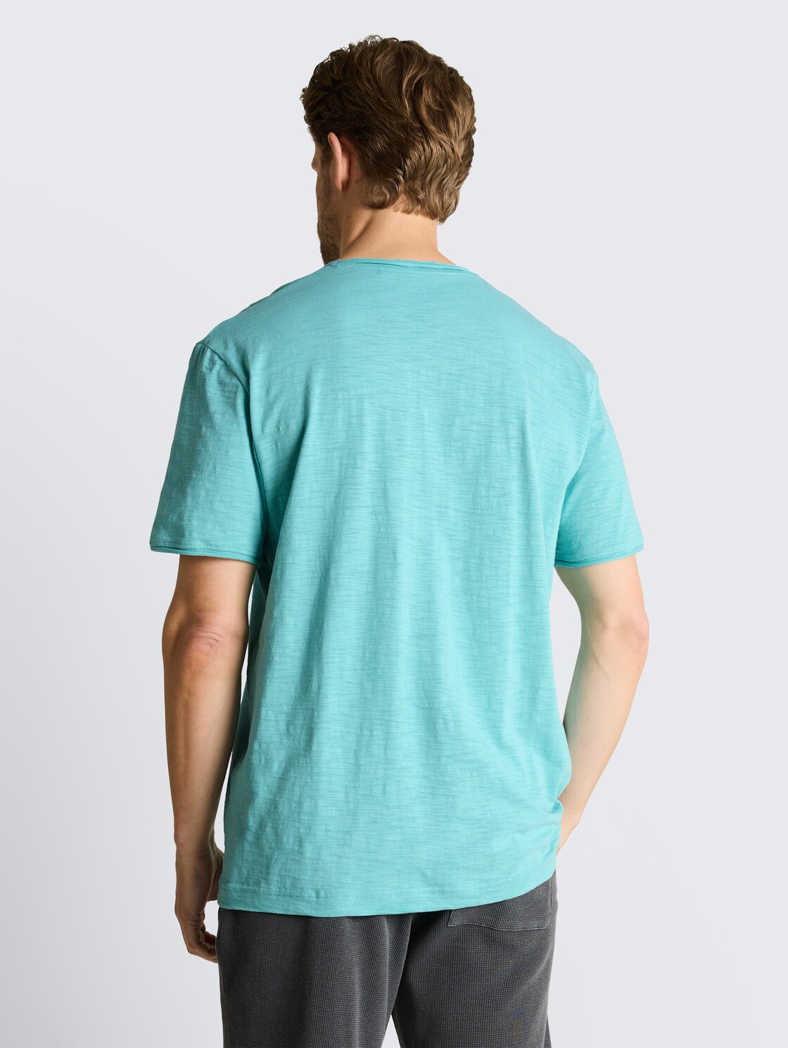 T-Shirt mit V-Ausschnitt - river teal - Auschnitt Model-Rückansicht