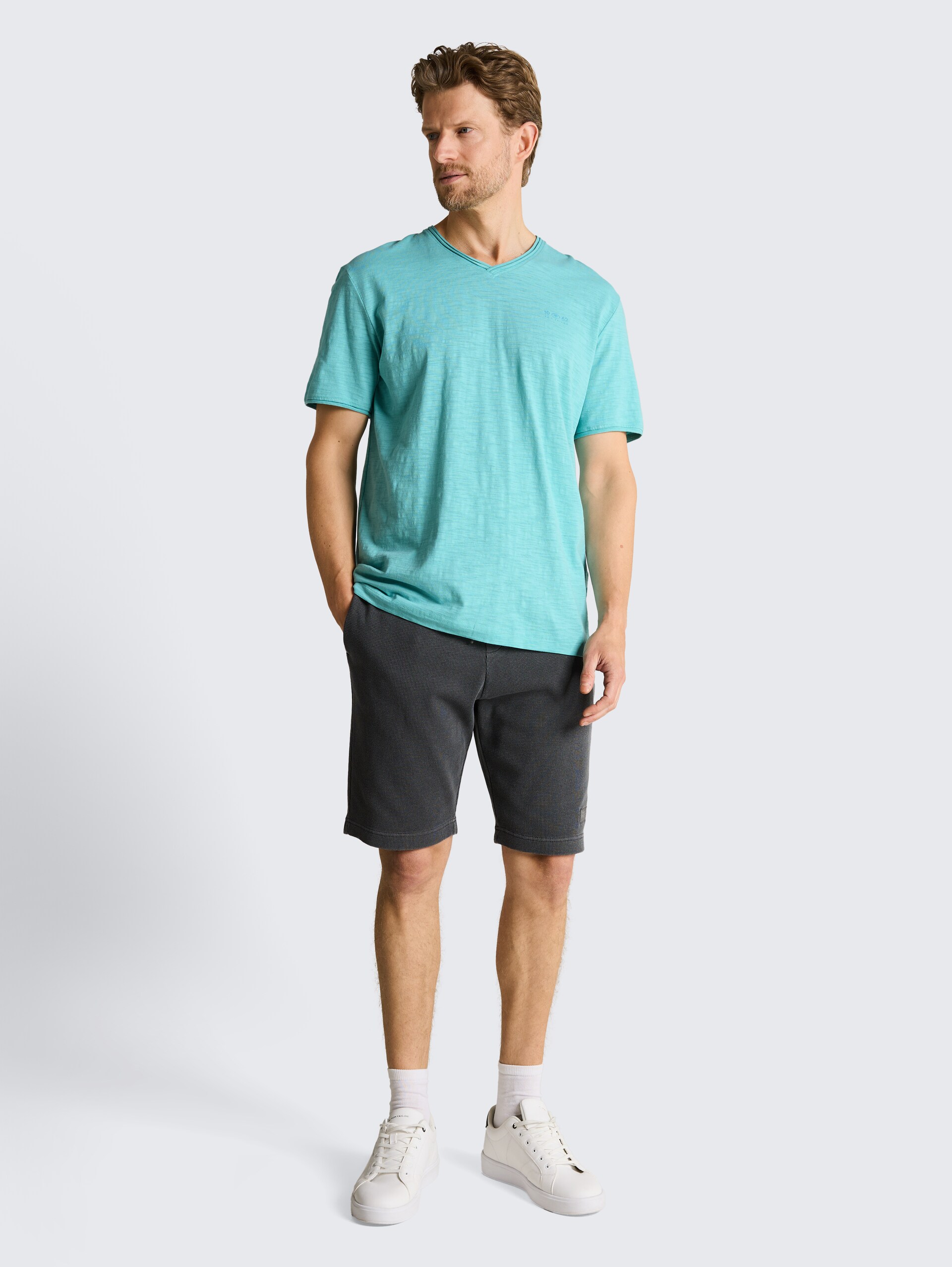 T-shirt met V-hals - river teal - Model vooraanzicht