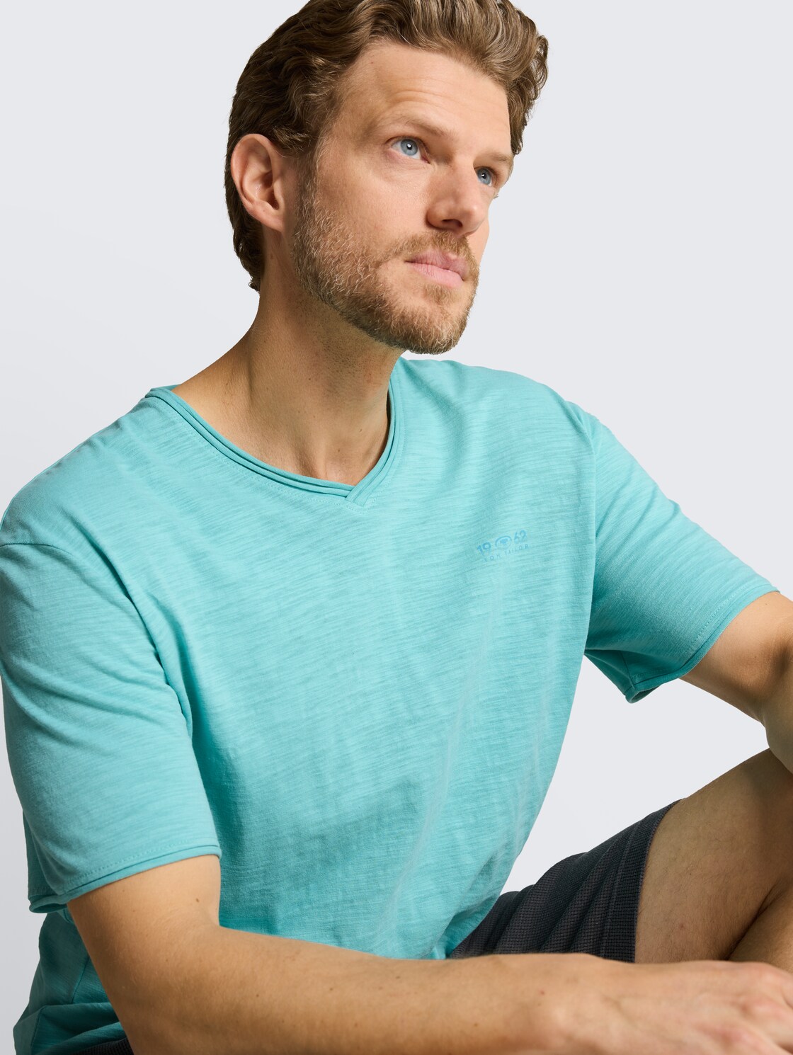 T-Shirt mit V-Ausschnitt - river teal - Detail-Model-Ansicht