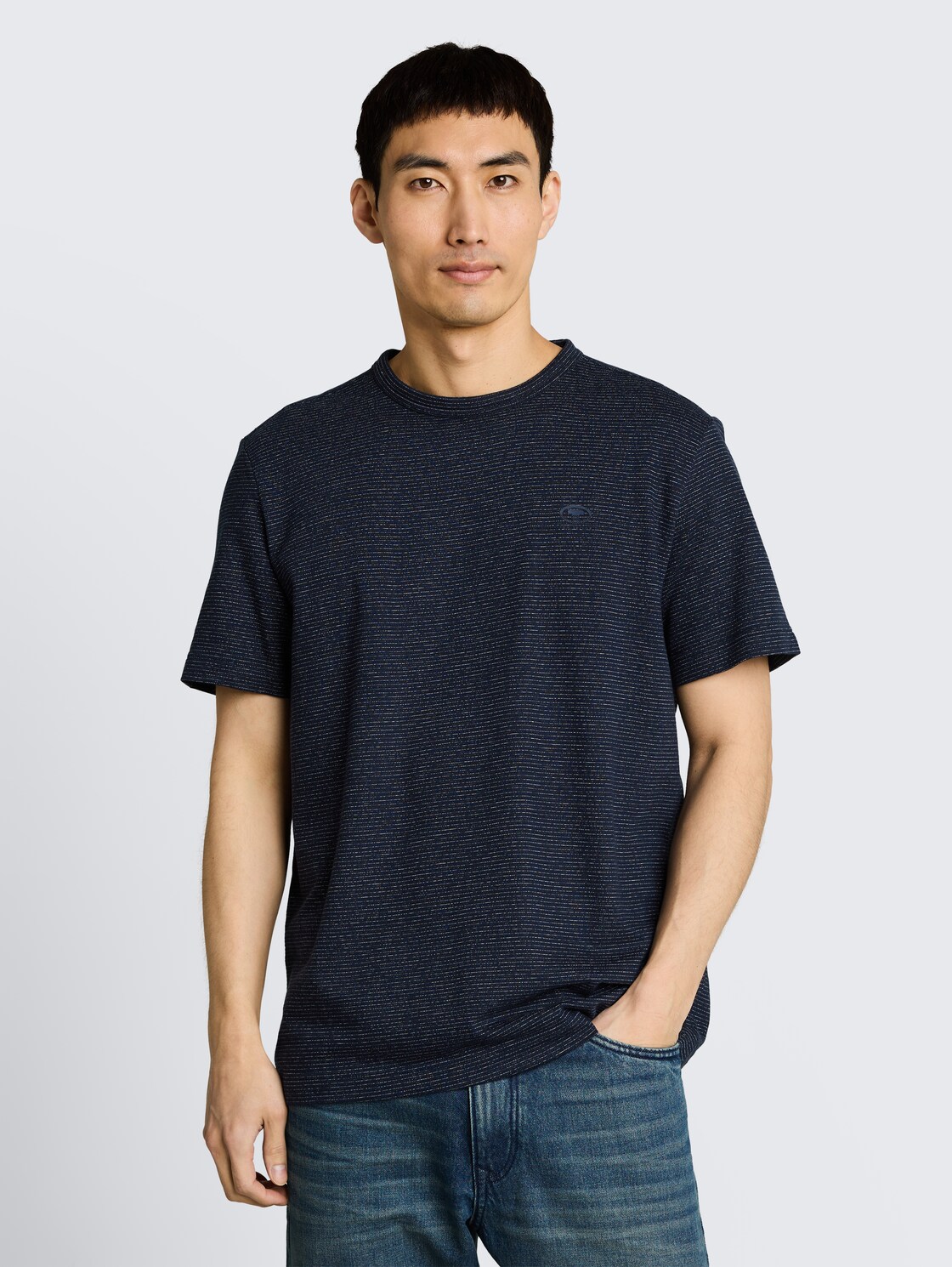 T-Shirt mit feinem Streifenmuster - white navy inject stripe - Ausschnitt Model-Vorderansicht