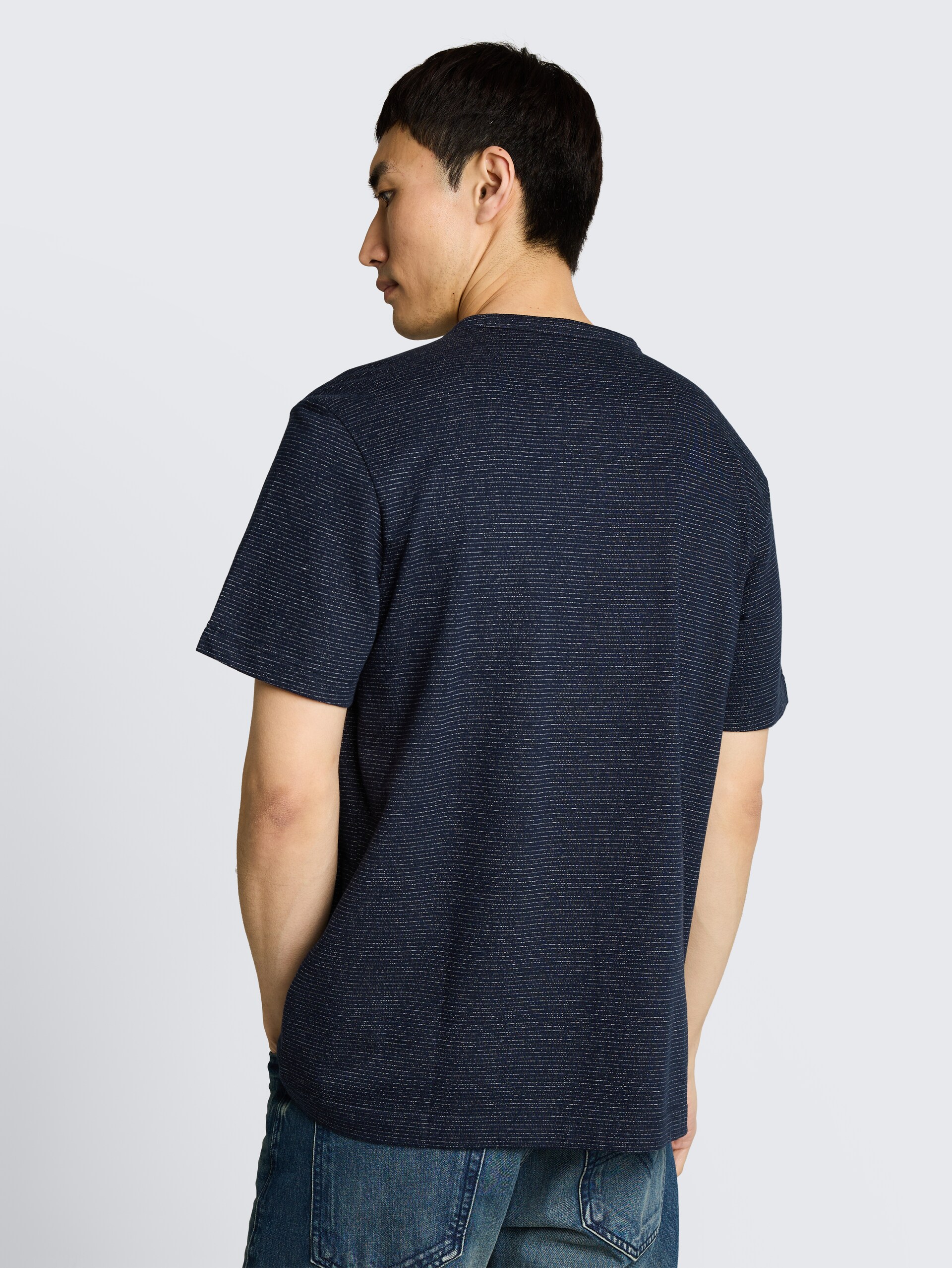 T-Shirt mit feinem Streifenmuster - white navy inject stripe - Auschnitt Model-Rückansicht