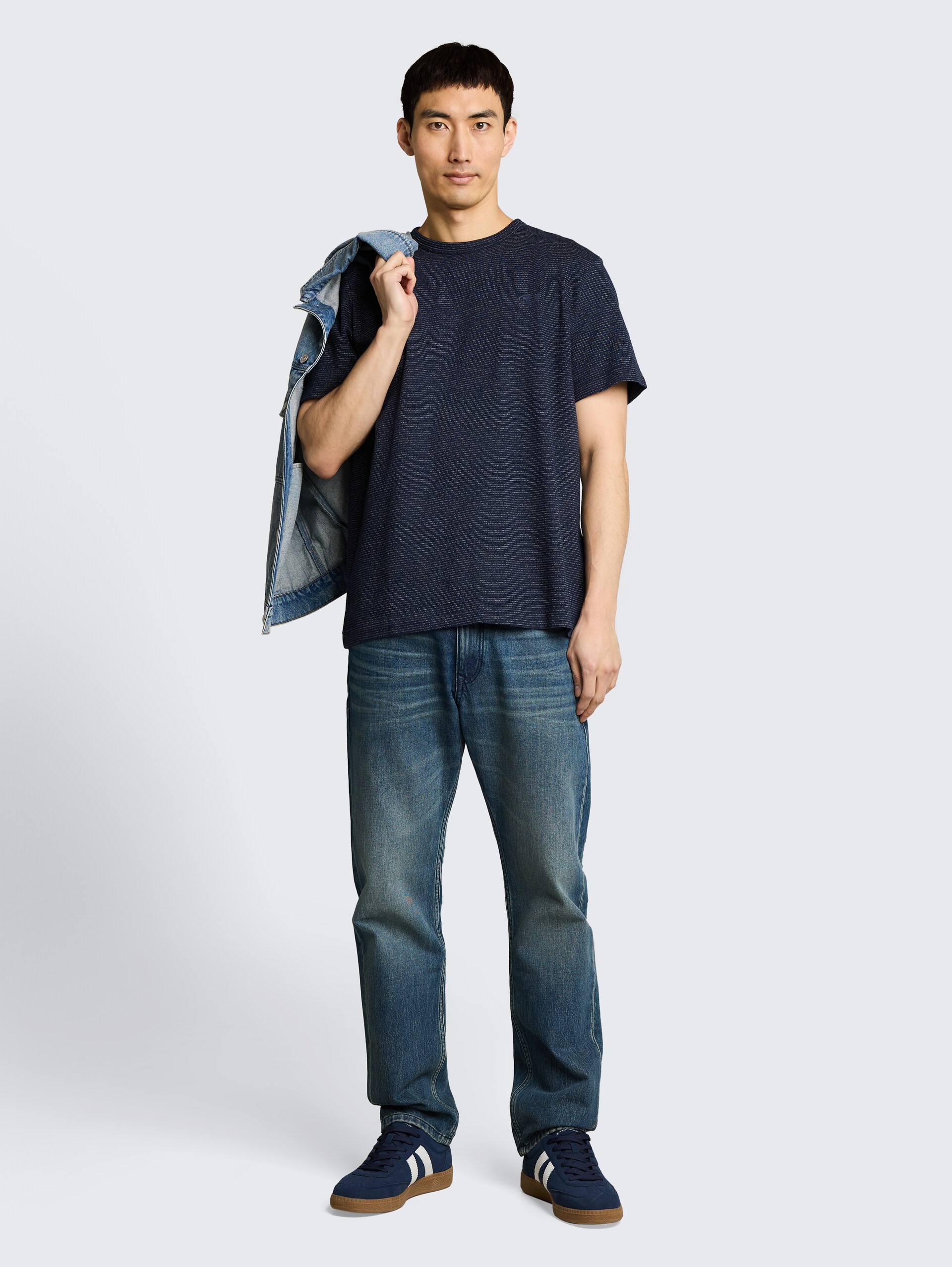 T-Shirt mit feinem Streifenmuster - white navy inject stripe - Model-Vorderansicht