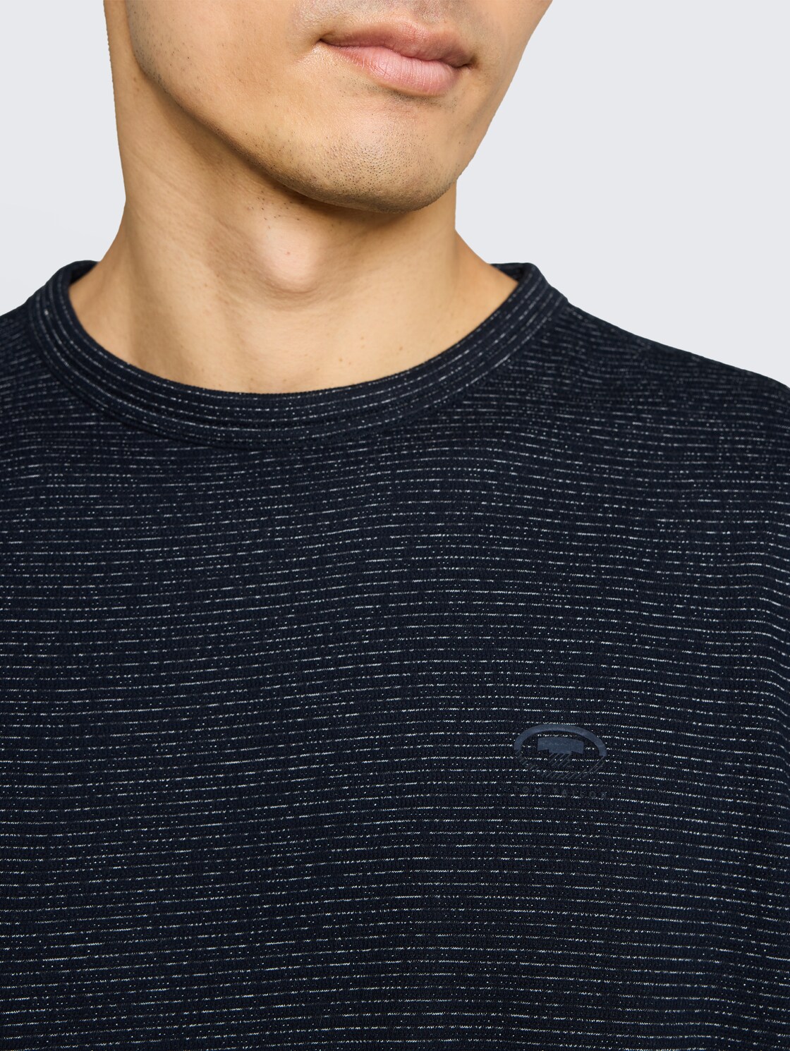 T-Shirt mit feinem Streifenmuster - white navy inject stripe - Detail-Model-Ansicht