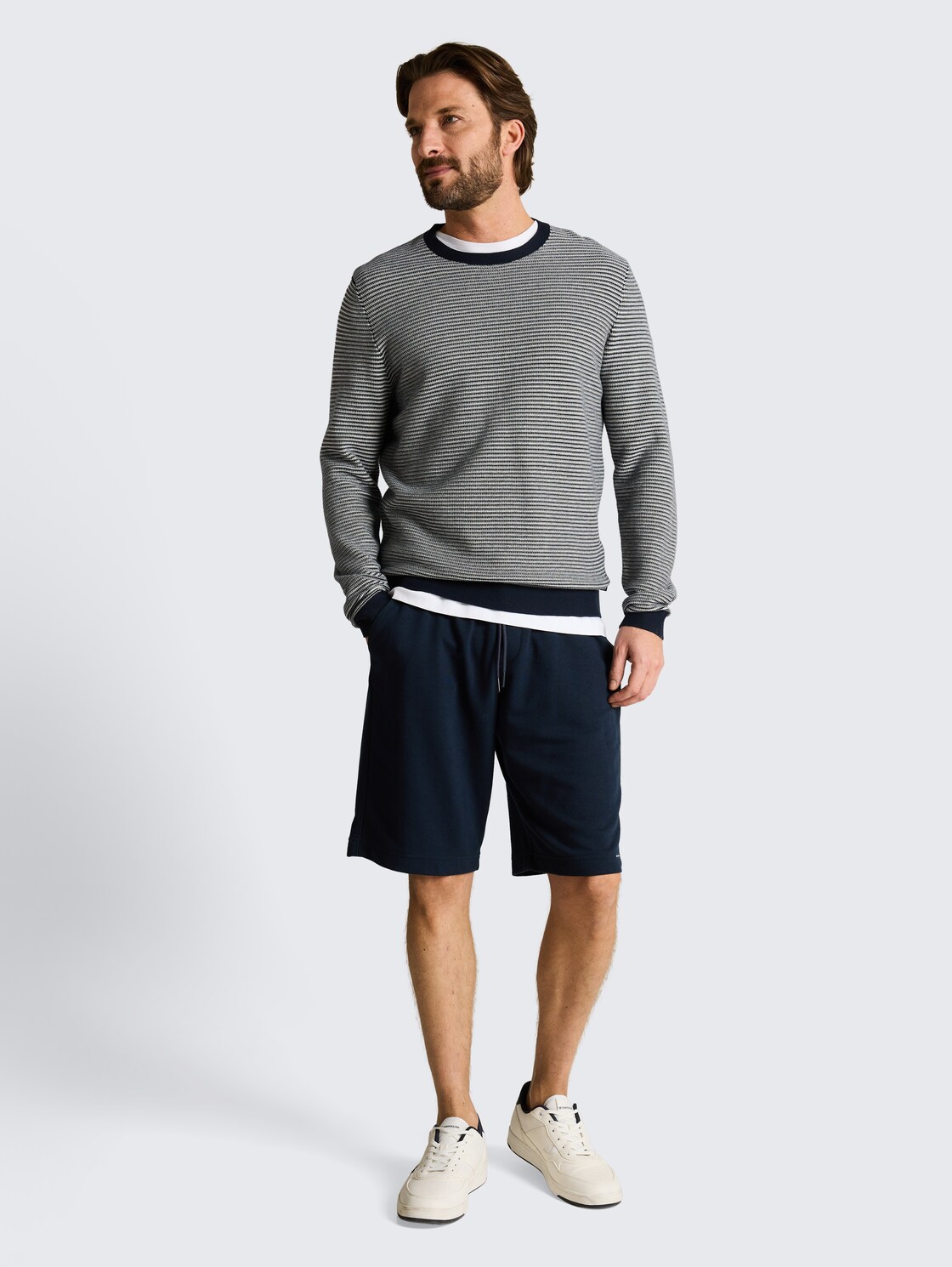 Basic Sweat-Shorts - sky captain blue - Model-Vorderansicht