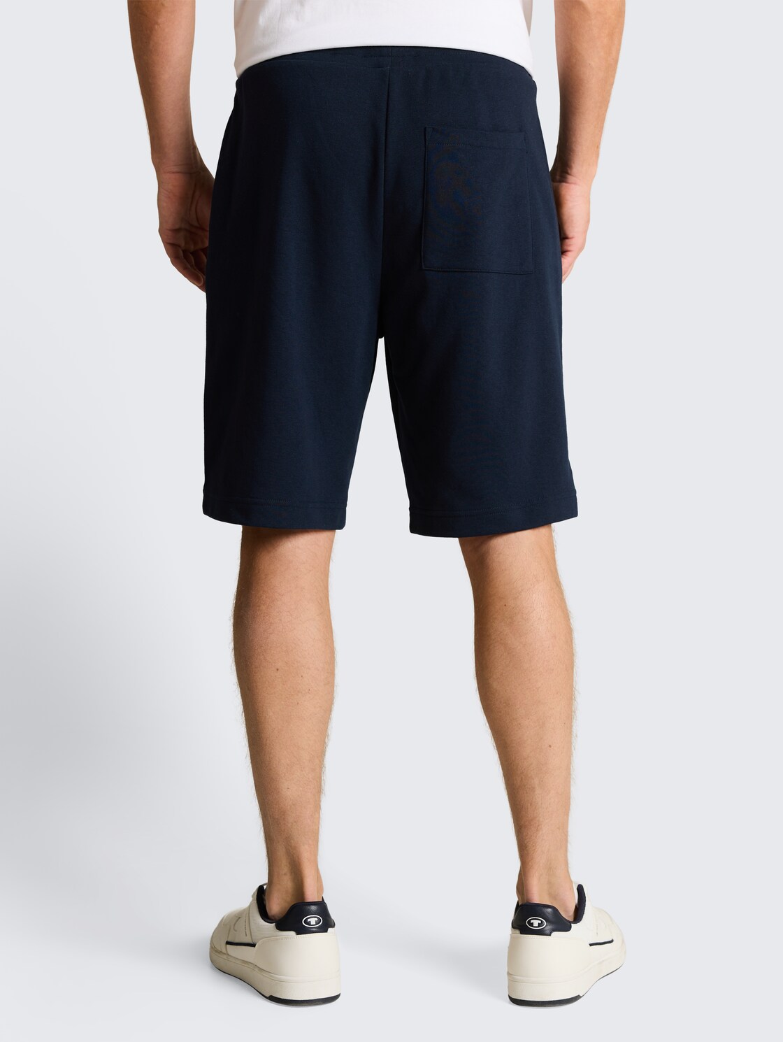Basic Sweat-Shorts - sky captain blue - Auschnitt Model-Rückansicht