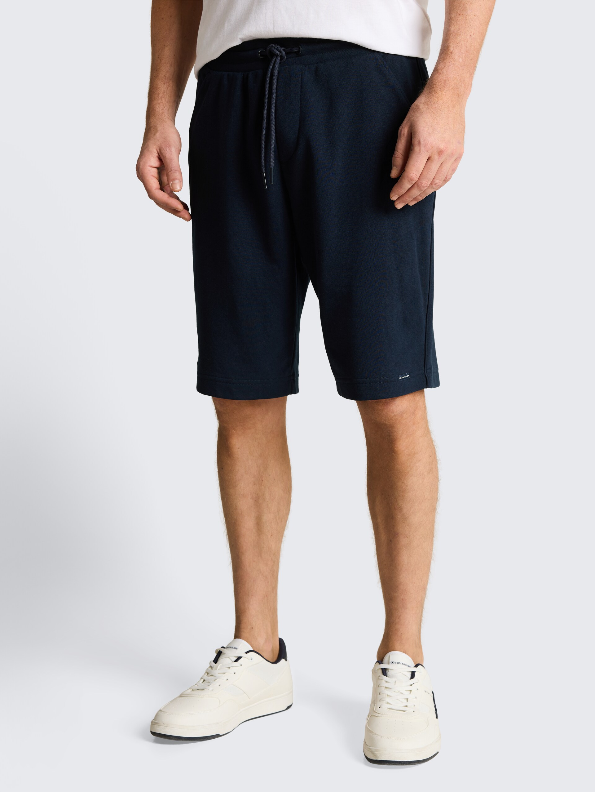 Basic sweatshort - sky captain blue - Nek model vooraanzicht