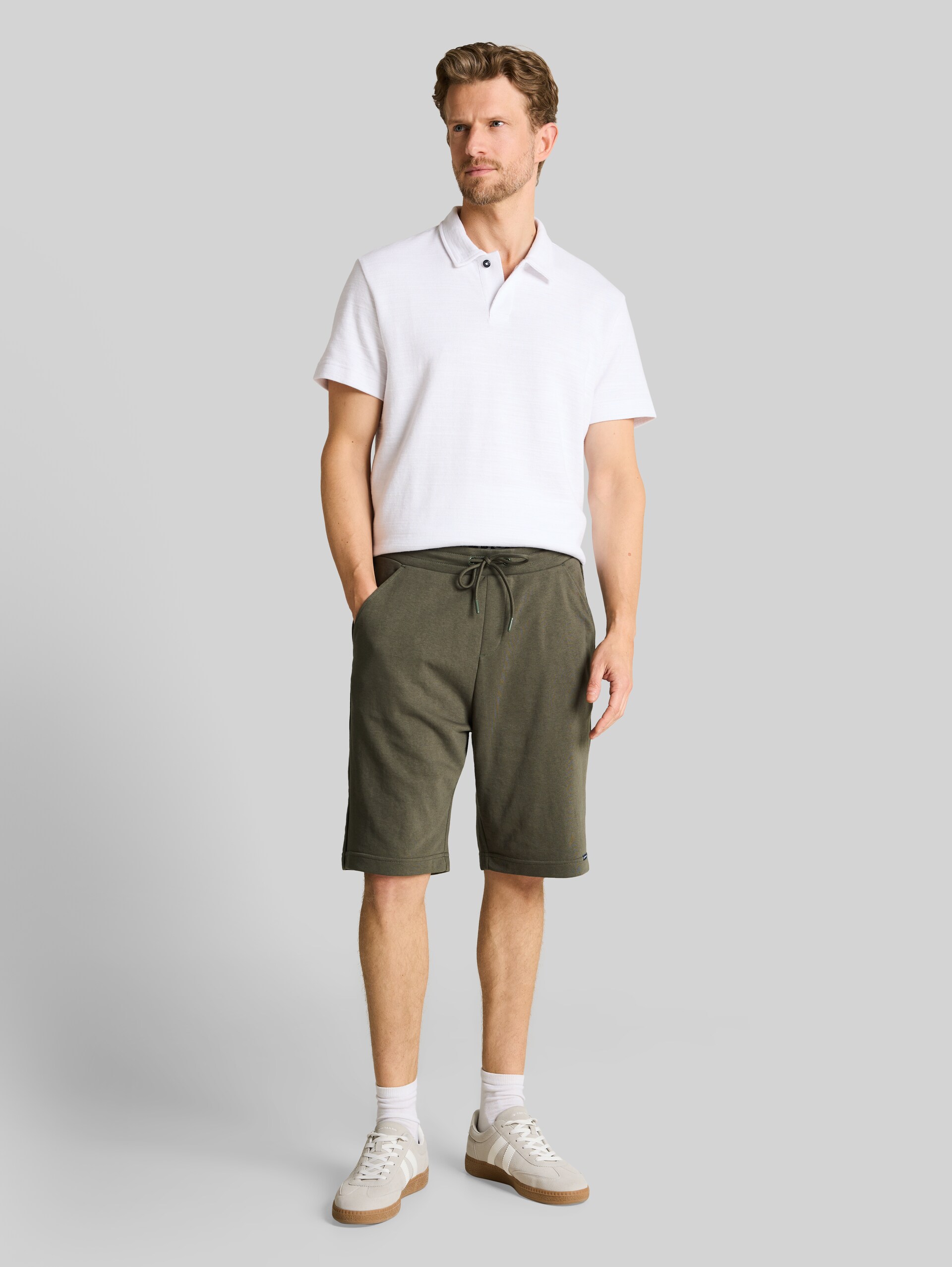 Basic Sweat-Shorts - deep leaf green - Model-Vorderansicht