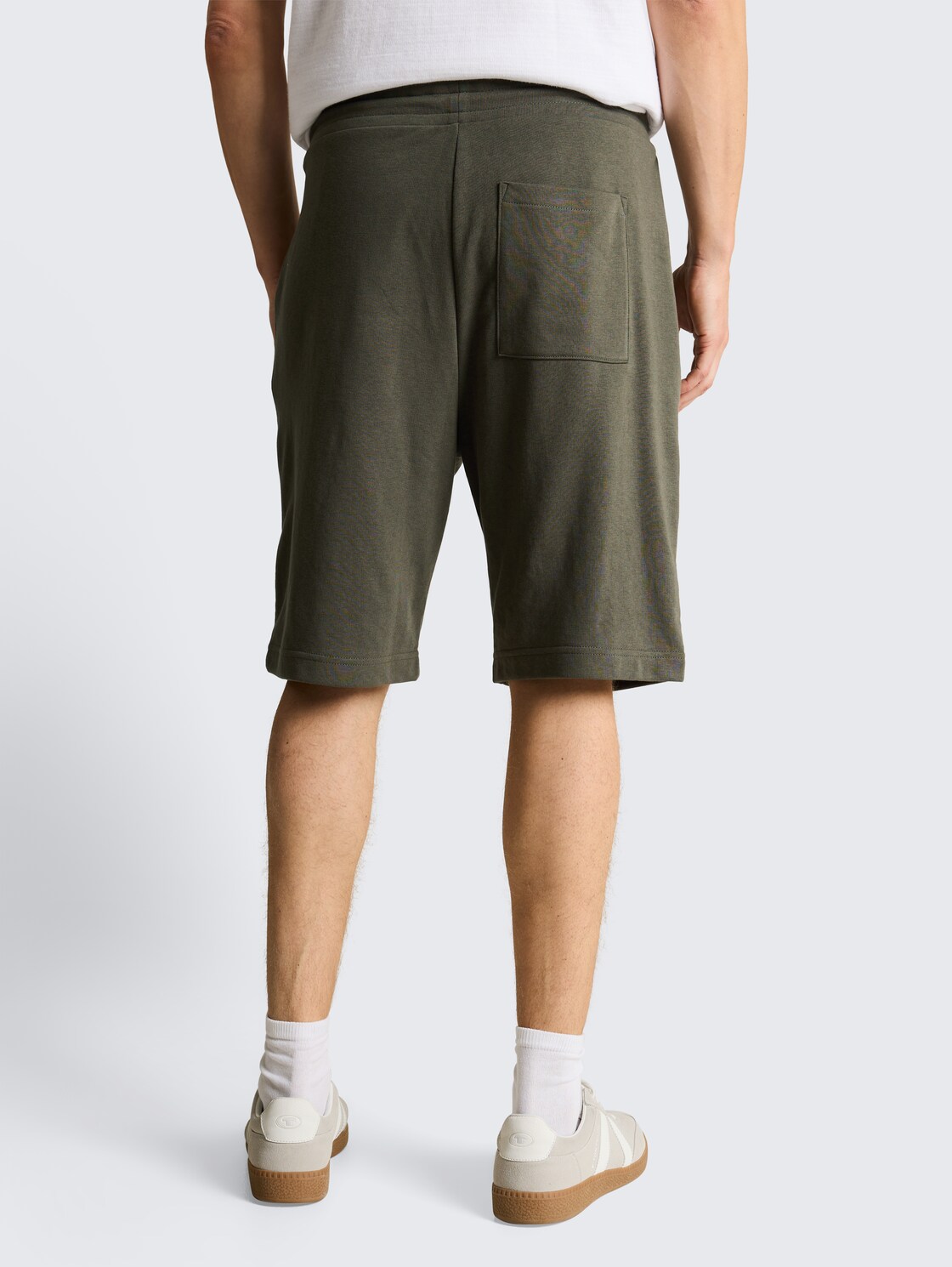 Basic Sweat-Shorts - deep leaf green - Auschnitt Model-Rückansicht