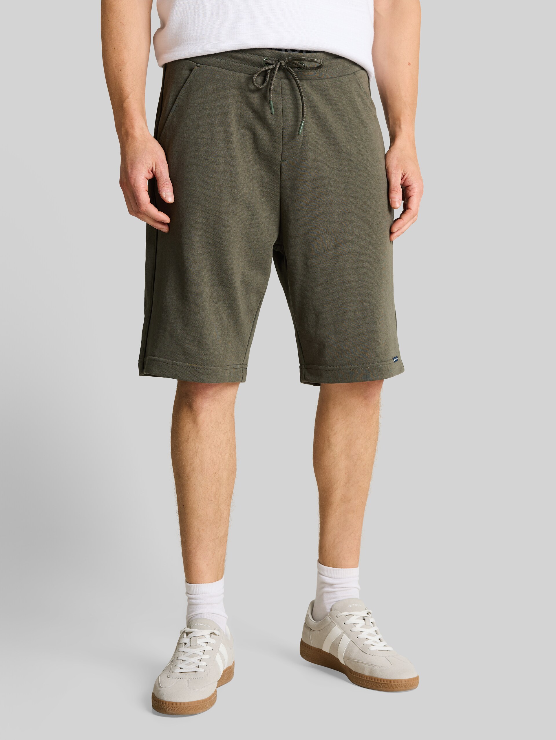 Basic Sweat-Shorts - deep leaf green - Ausschnitt Model-Vorderansicht