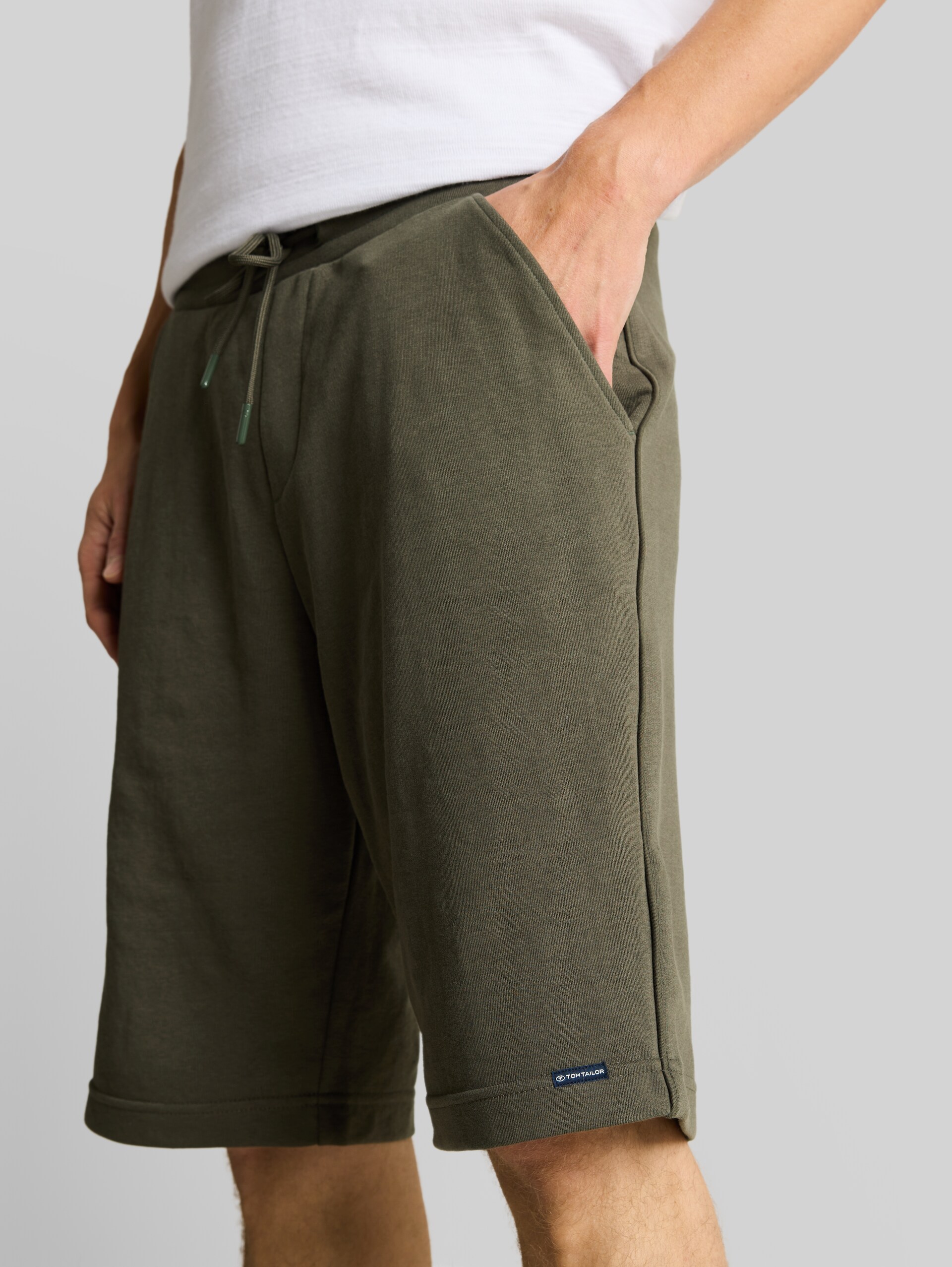 Basic Sweat-Shorts - deep leaf green - Detail-Model-Ansicht