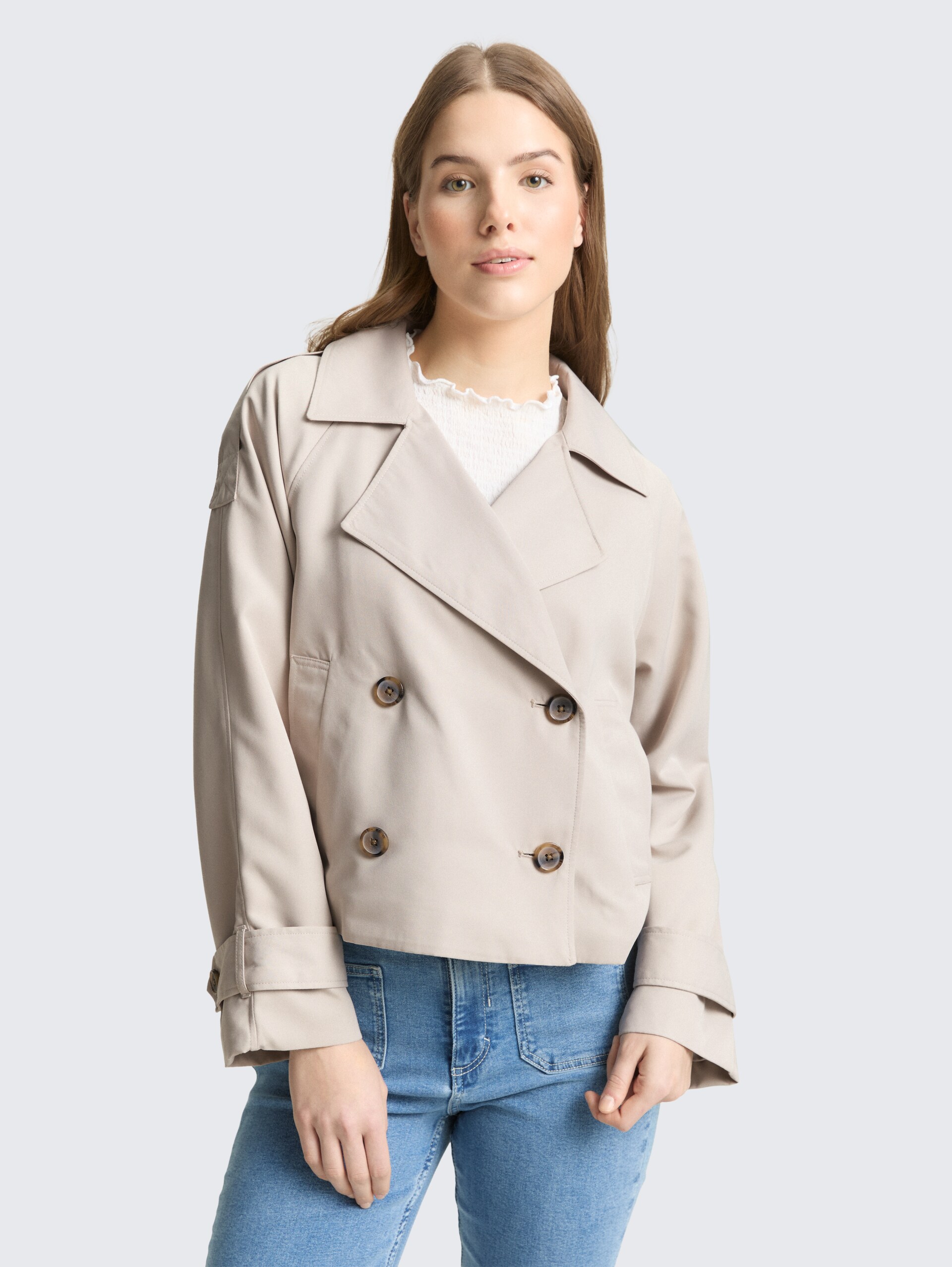 Loose fit trenchcoat - cloud grey - Model vooraanzicht