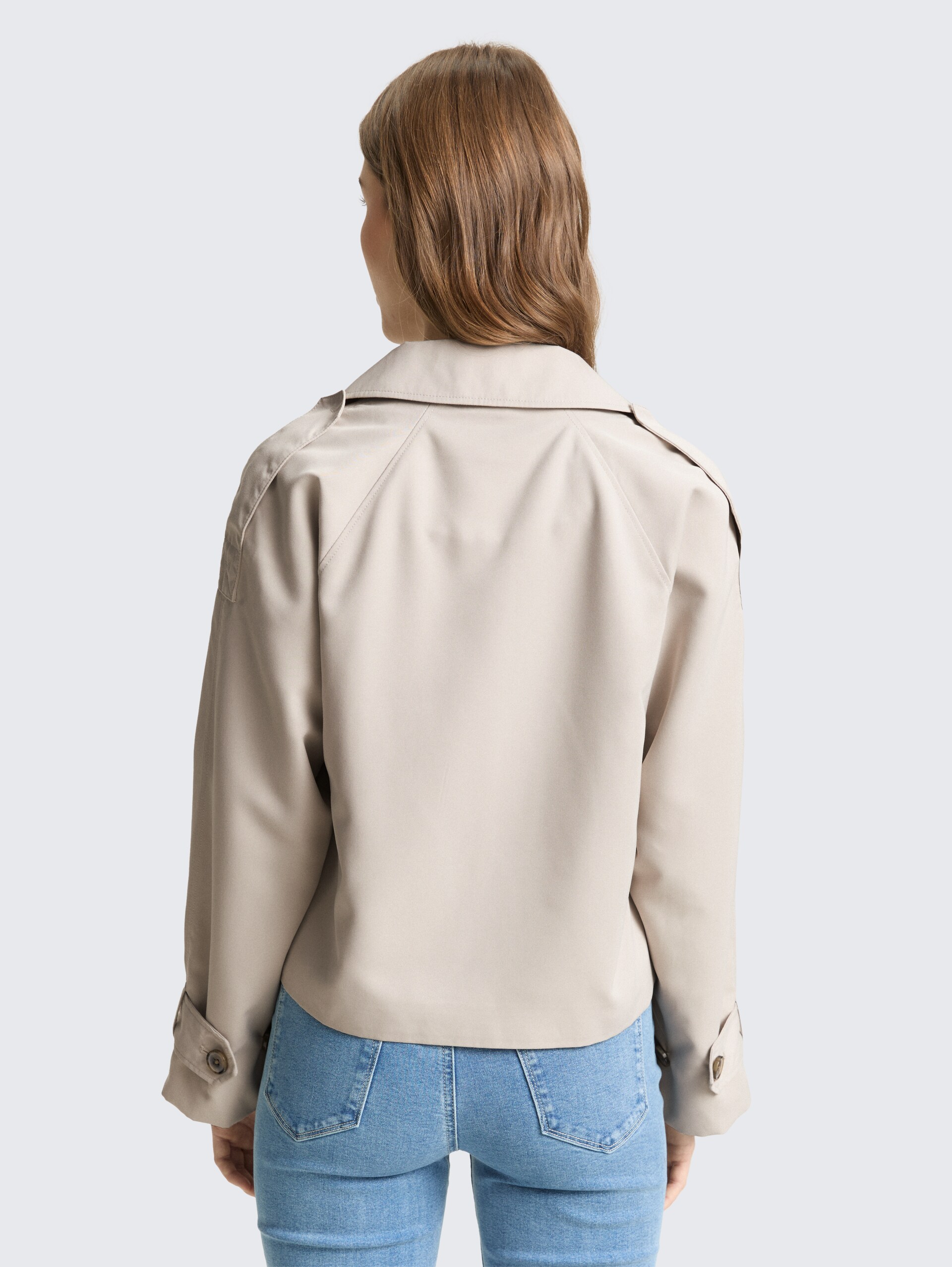 Loose fit trenchcoat - cloud grey - Model-achteraanzicht