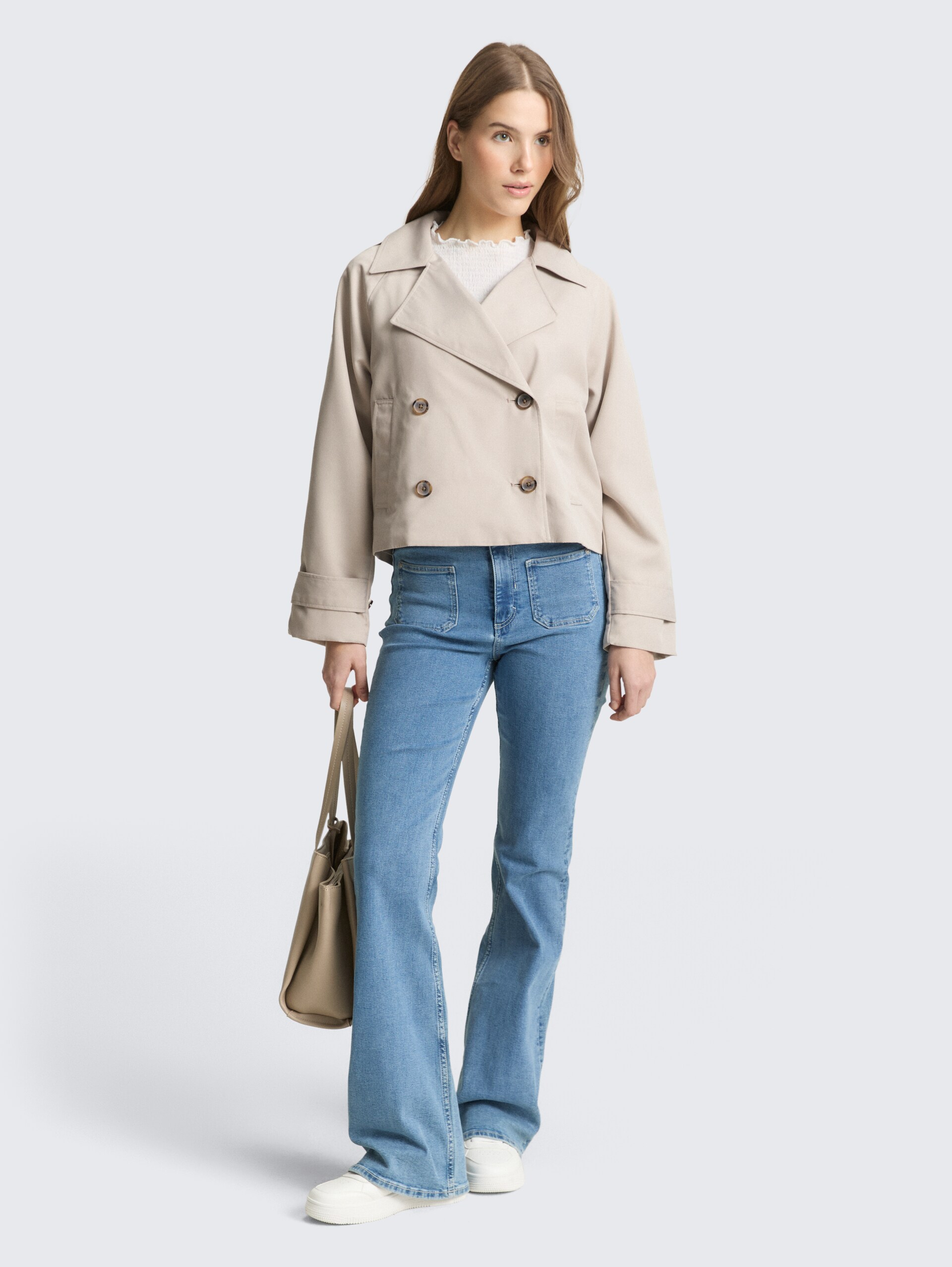 Loose fit trenchcoat - cloud grey - zijaanzicht model