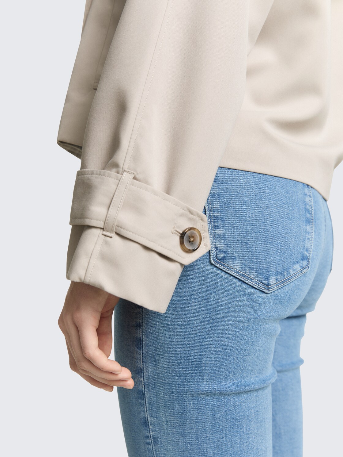 Loose Fit Trenchcoat - cloud grey - Detail-Model-Ansicht