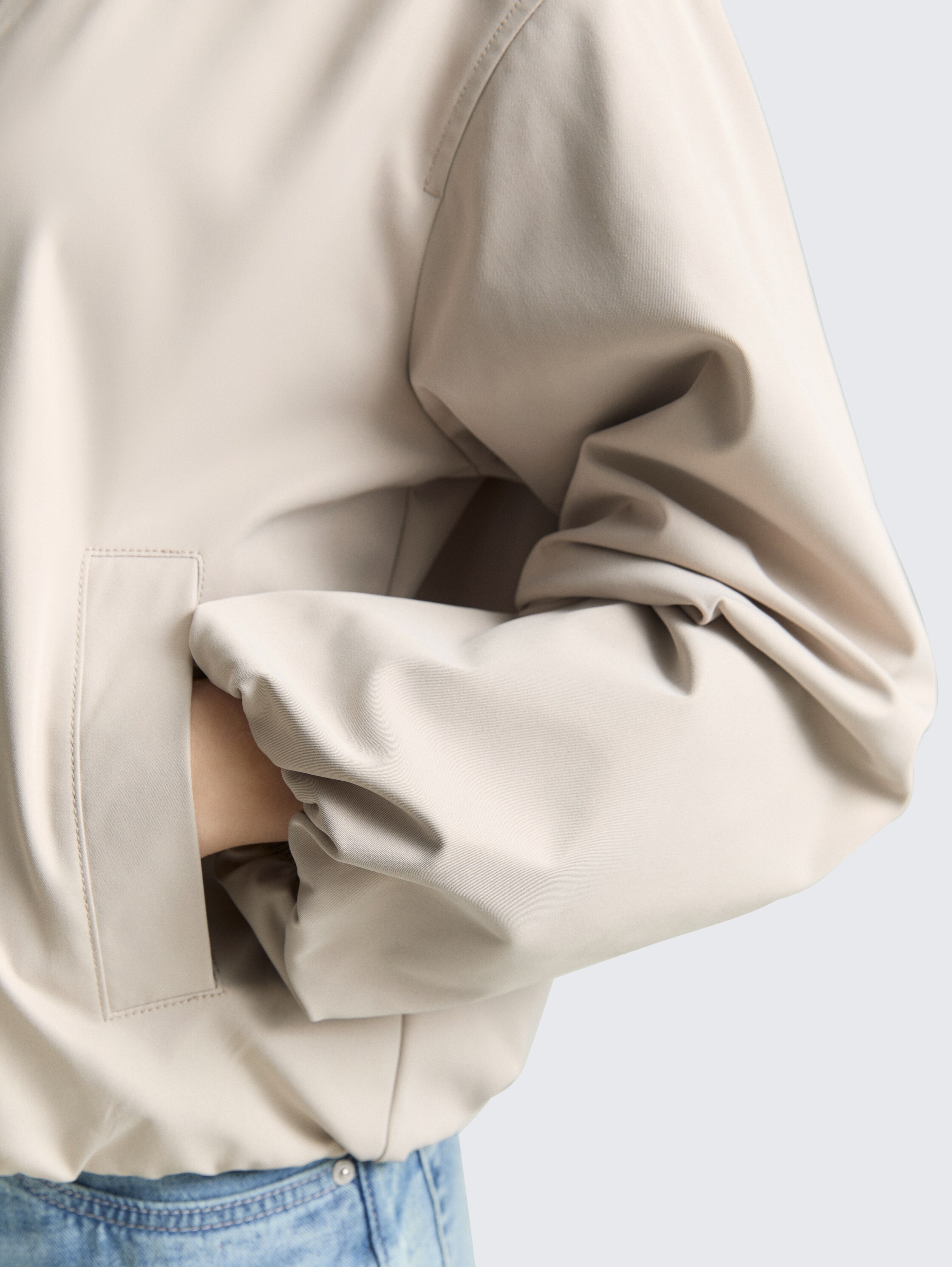 Bomberjacke aus wasserabweisendem Material - cloud grey - Detail-Model-Ansicht