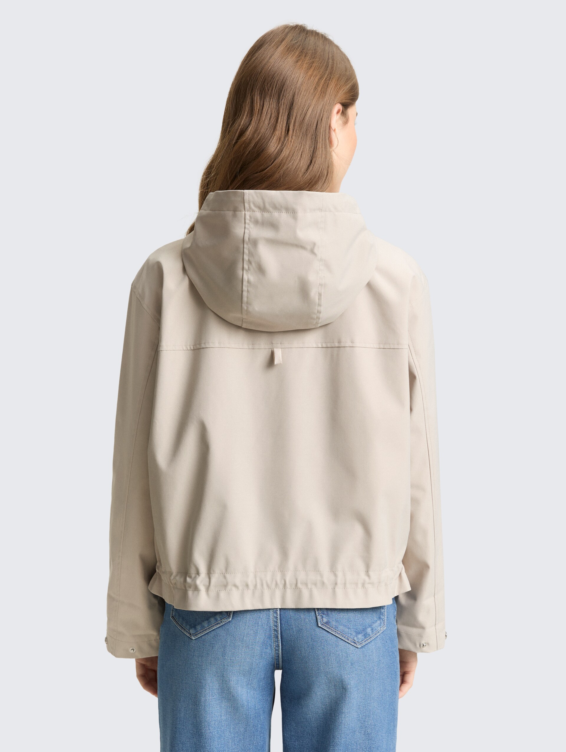 Ultralight Short Parka aus wasserabweisendem Material - cloud grey - Model-Rückansicht