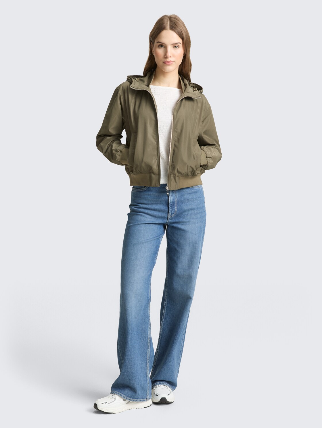 Blouson Jacke aus wasserabweisendem Material - light dusty olive green - seitliche Model-Ansicht