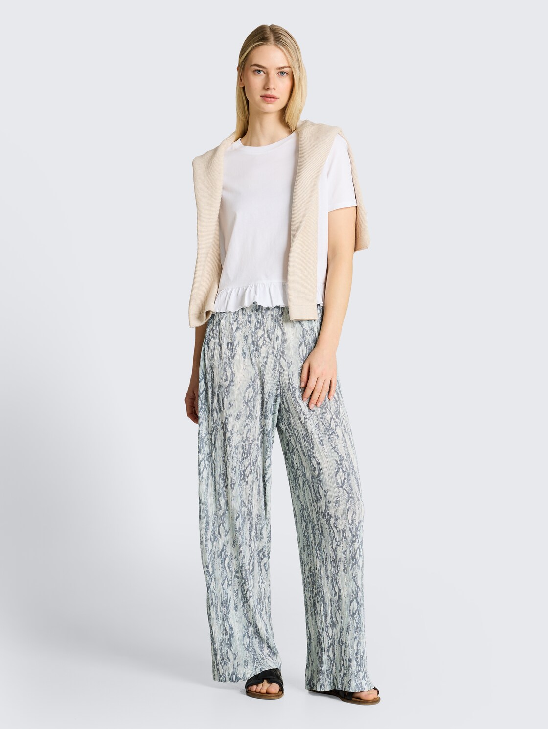 Crinkle Wide Leg Hose mit Schlangenprint - faded snake print - Model-Vorderansicht