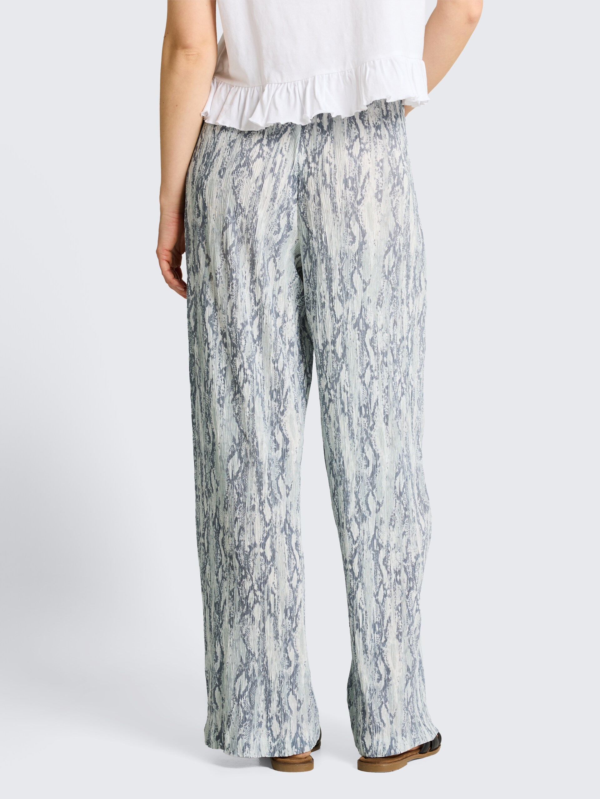 Crinkle Wide Leg Hose mit Schlangenprint - faded snake print - Auschnitt Model-Rückansicht
