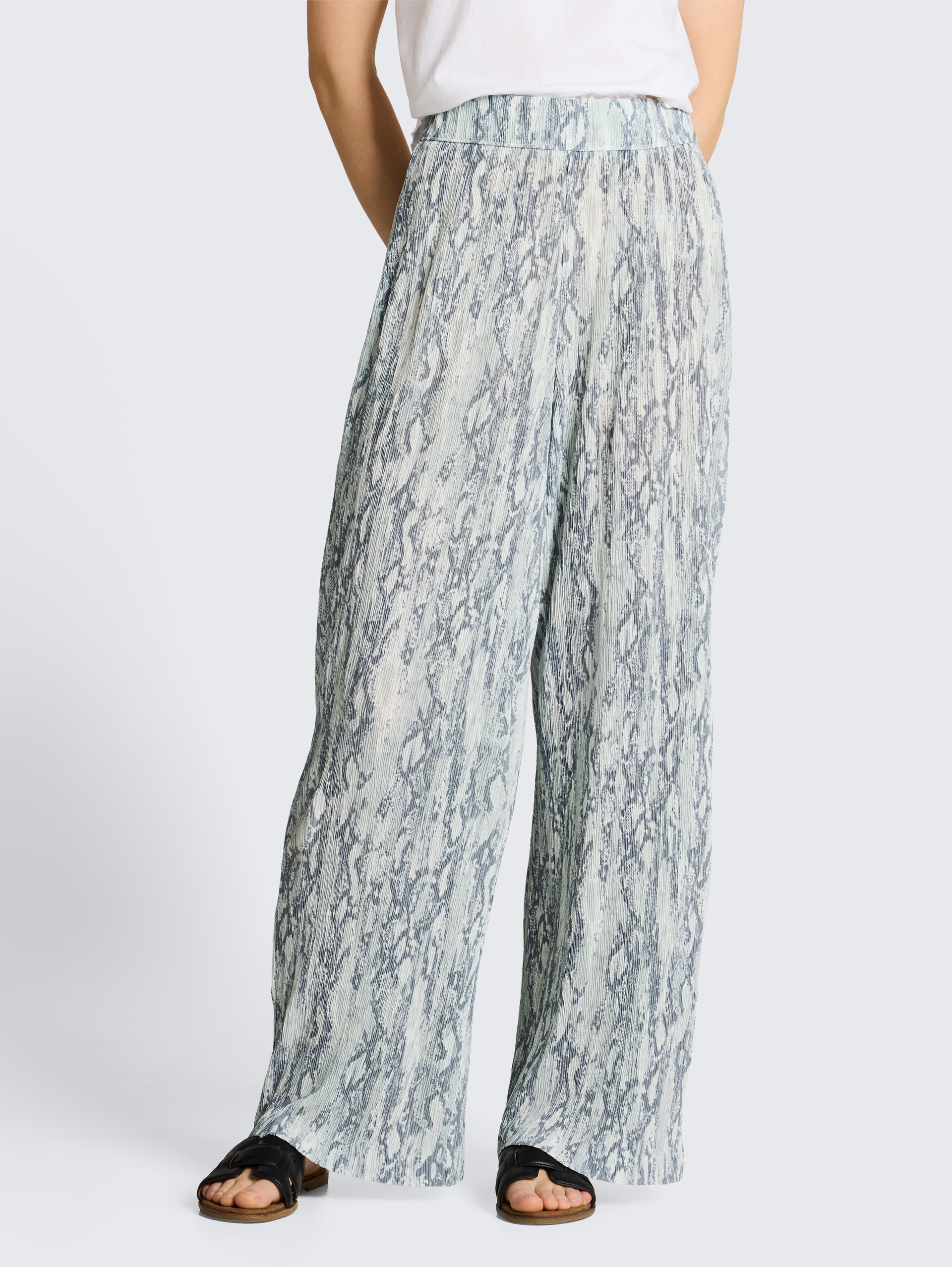 Crinkle Wide Leg Hose mit Schlangenprint - faded snake print - Ausschnitt Model-Vorderansicht