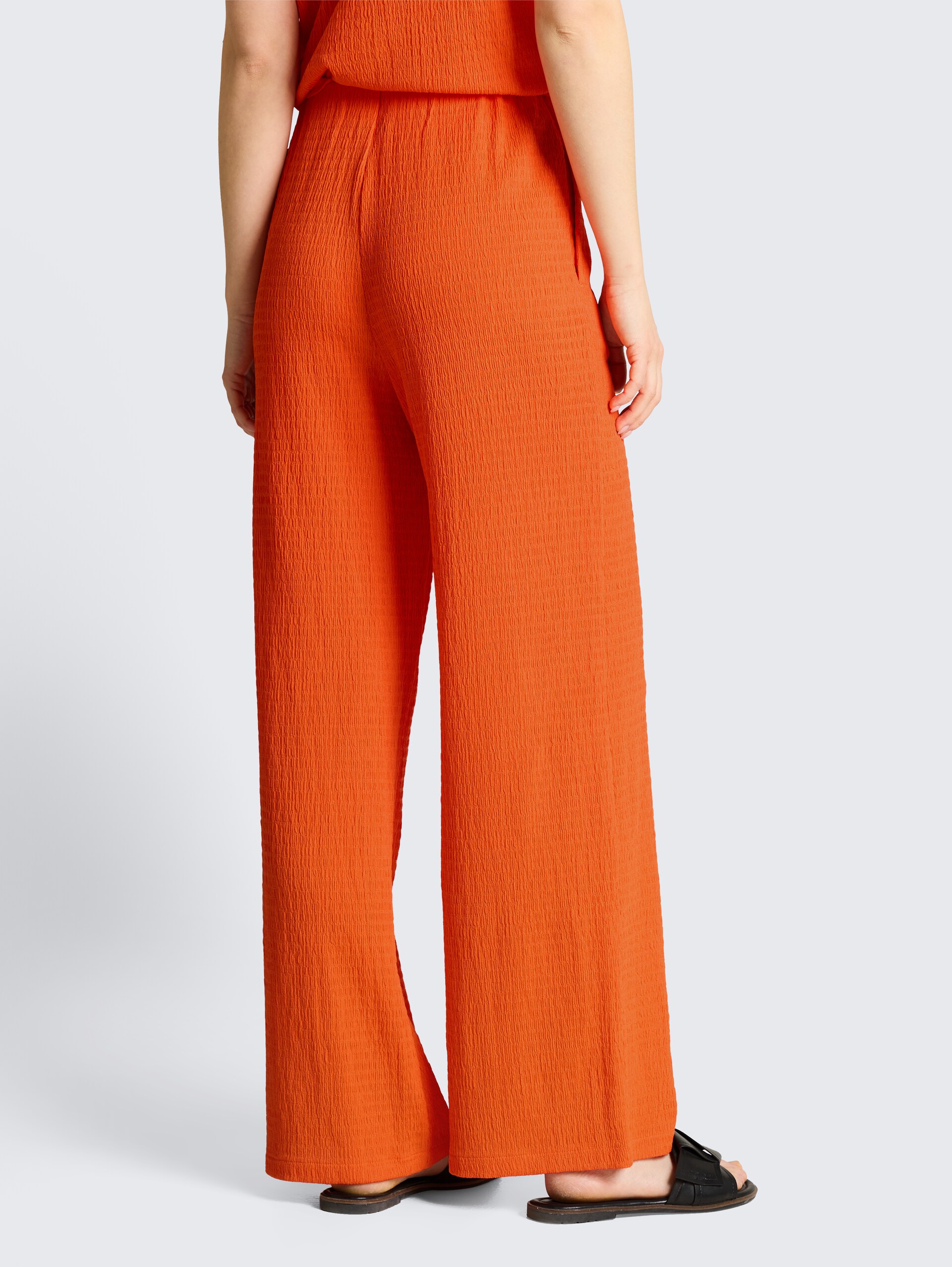 Crinkle Wide Leg Hose - Fiery Orange - Auschnitt Model-Rückansicht