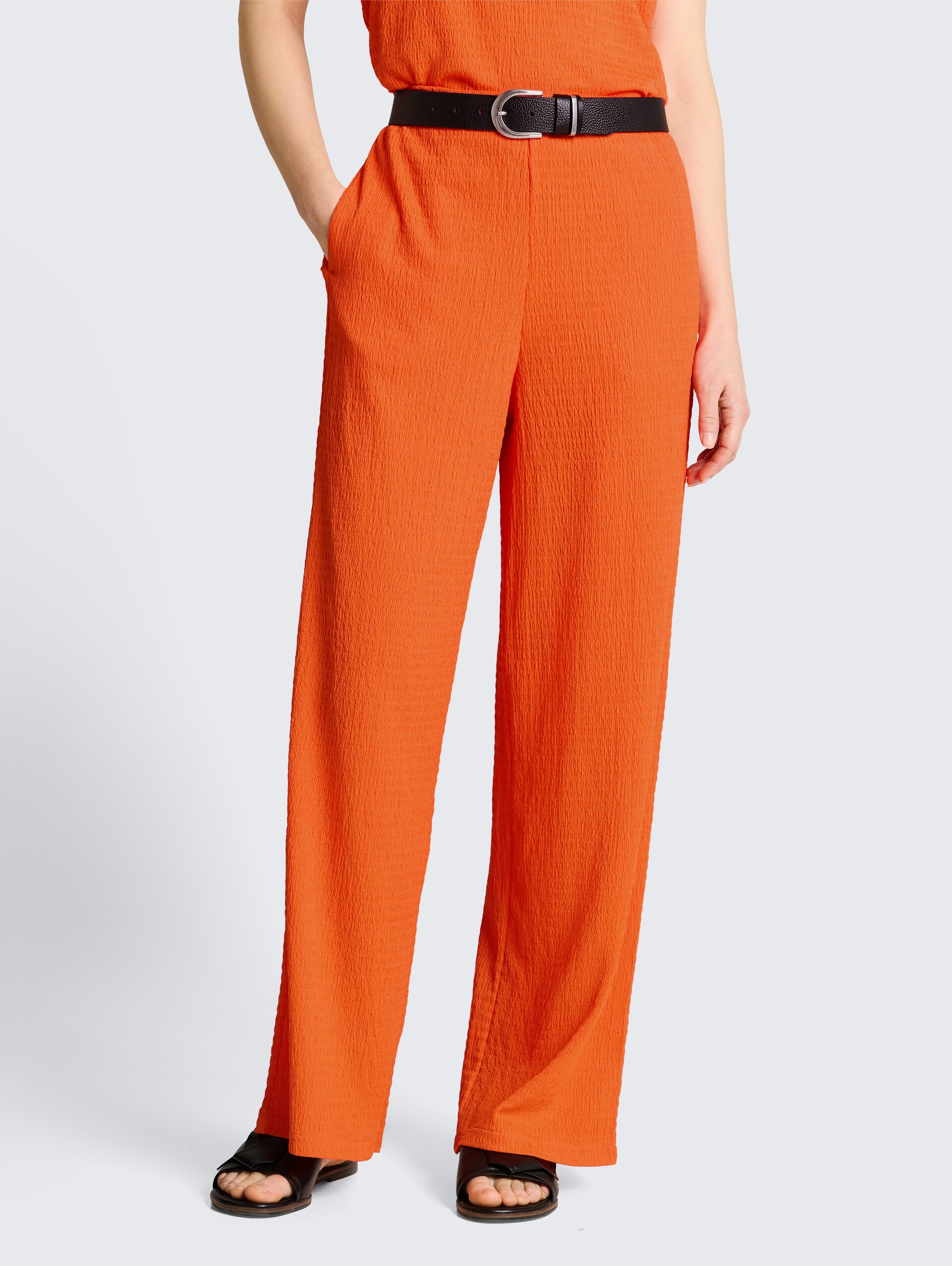 Crinkle Wide Leg Hose - Fiery Orange - Ausschnitt Model-Vorderansicht