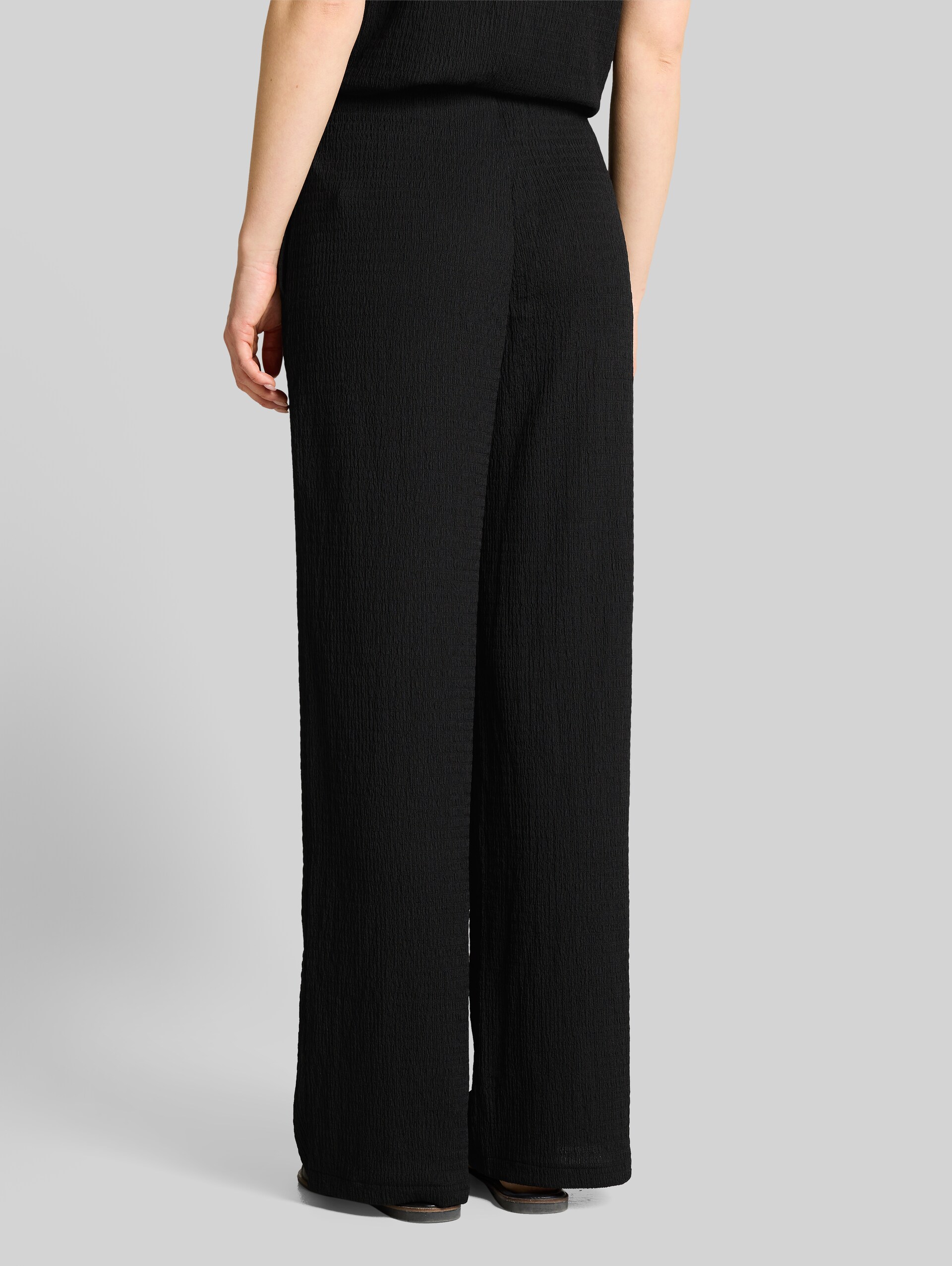 Pantalon large froissé - deep black - Découpe Vue arrière du modèle