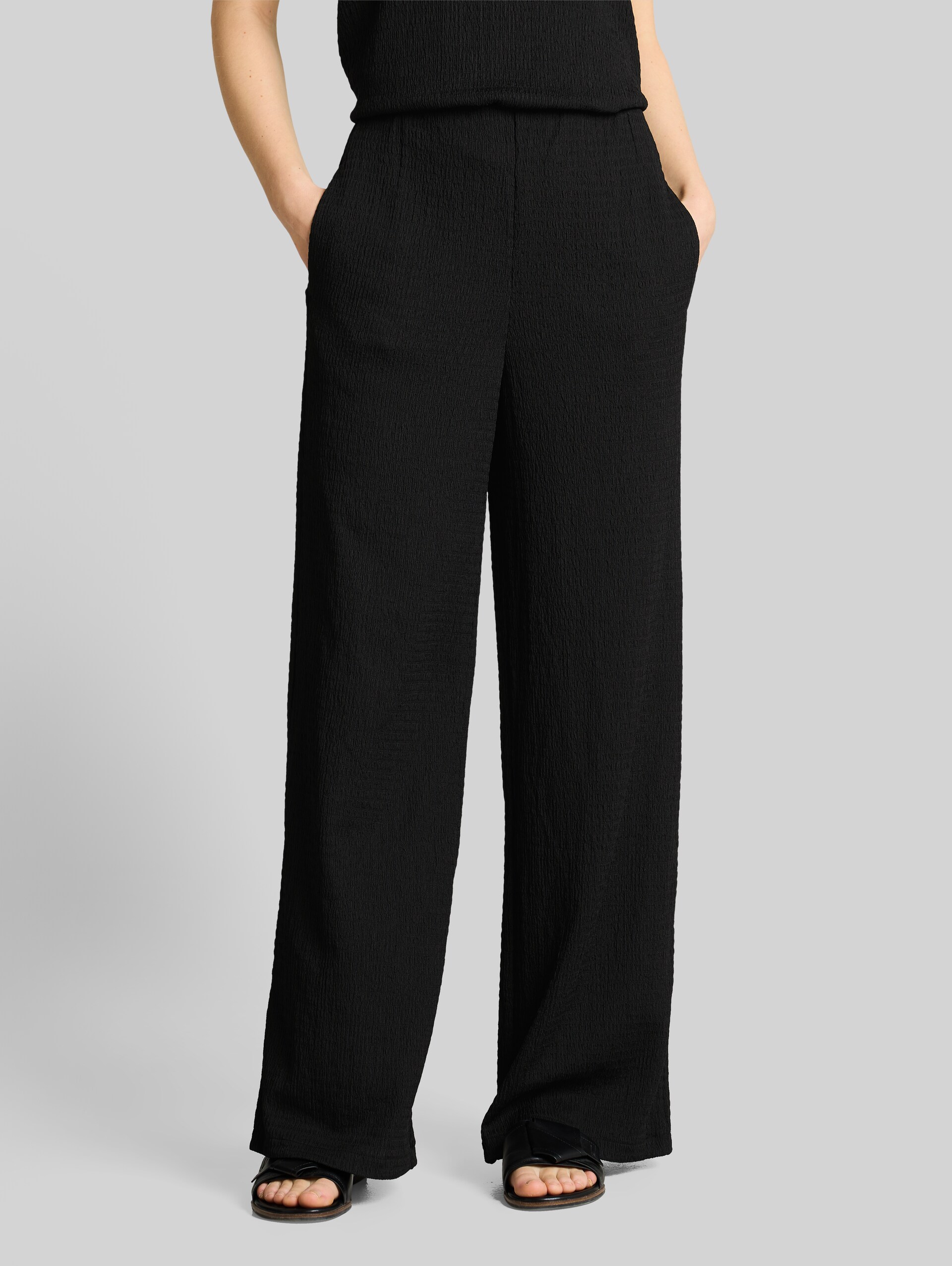 Pantalon large froissé - deep black - Découpe Vue de face du modèle