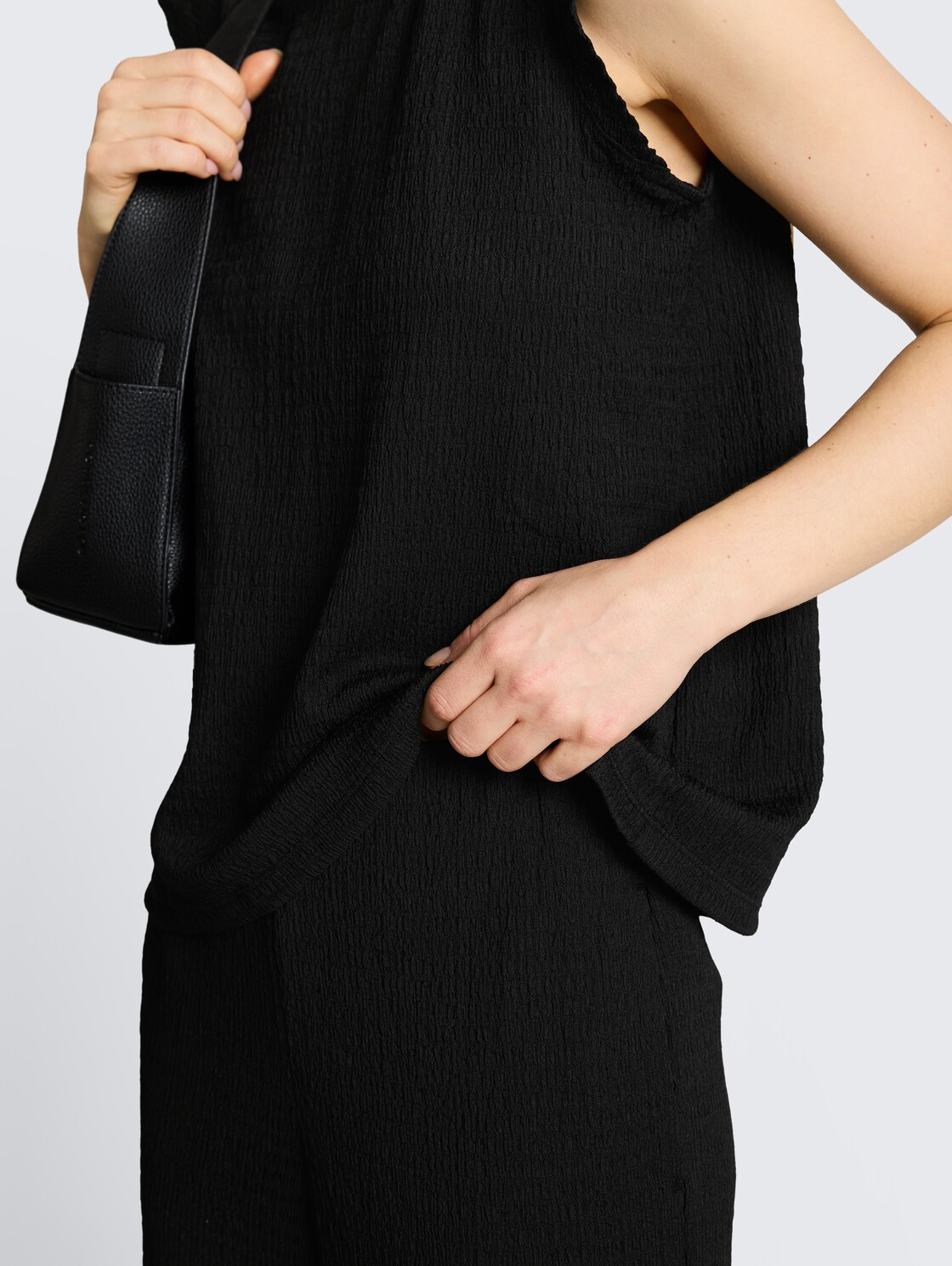 Crinkle Wide Leg Hose - deep black - Detail-Model-Ansicht