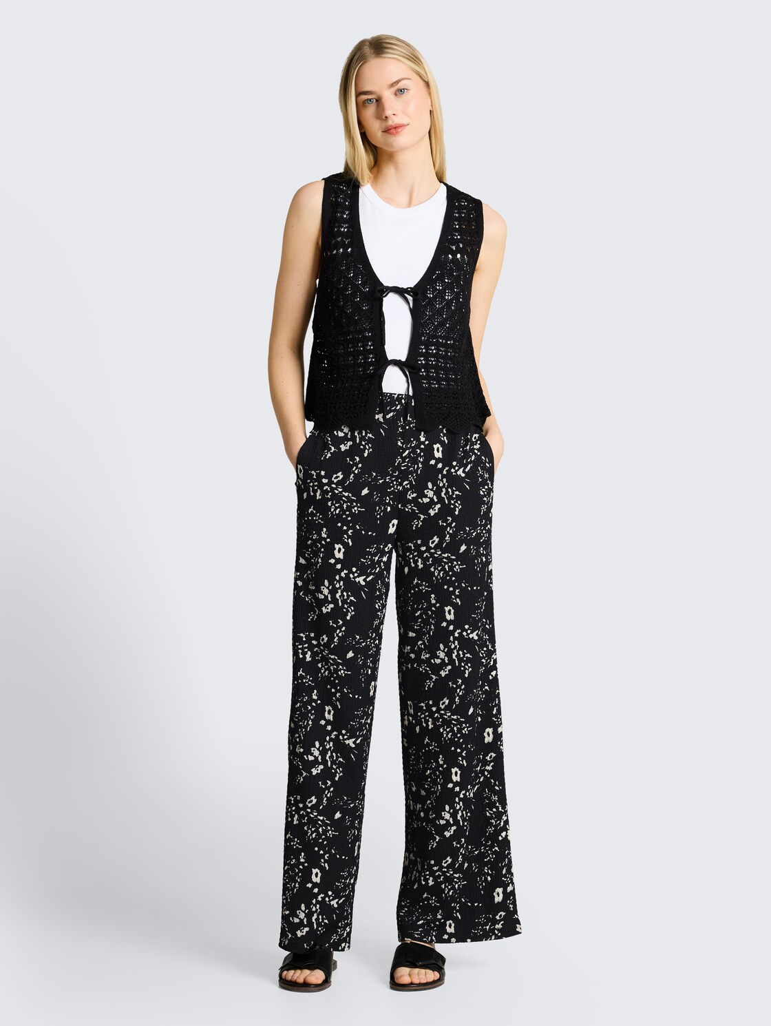 Crinkle Wide Leg Hose - black white flower print - Model-Vorderansicht
