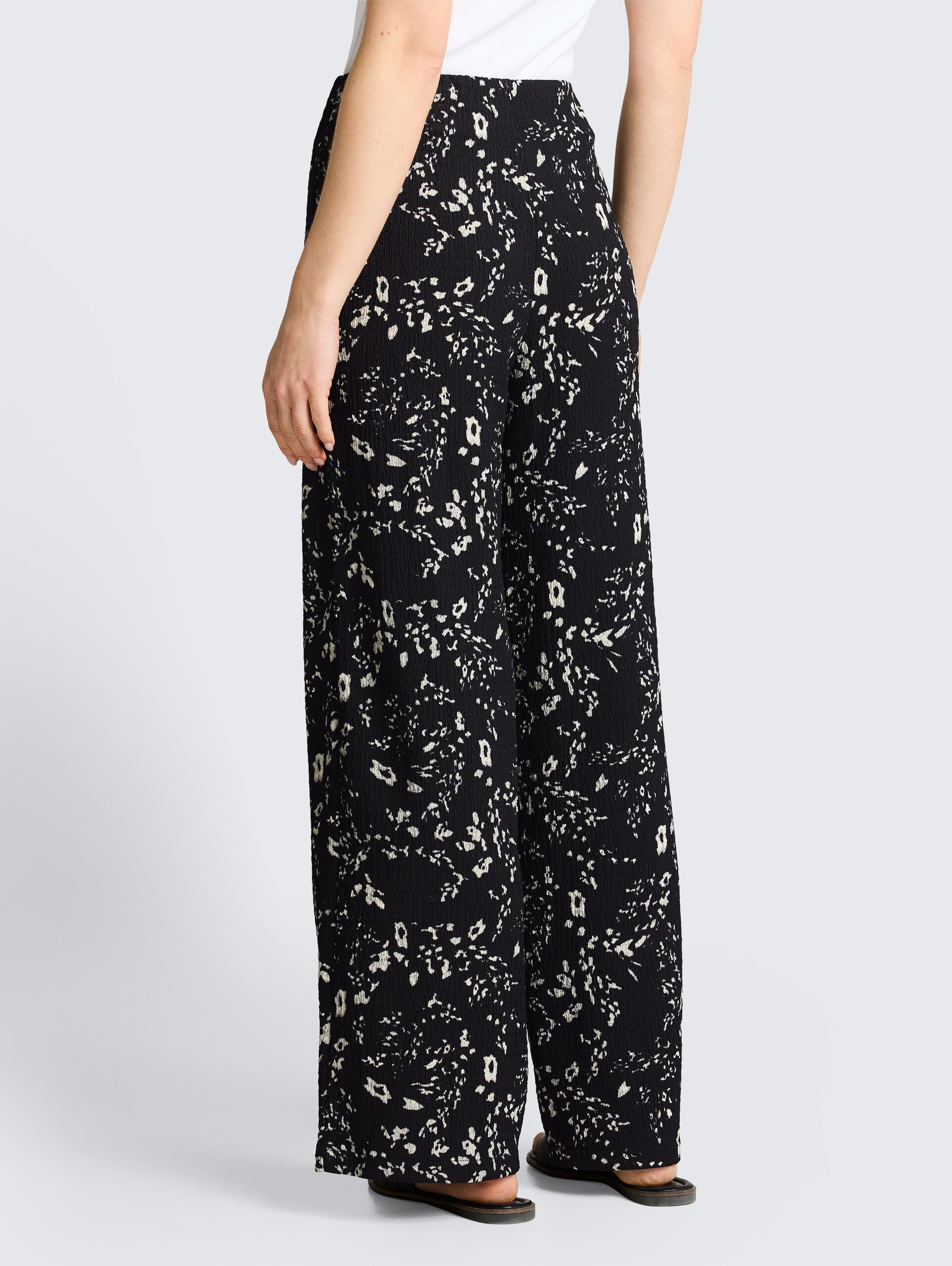 Crinkle Wide Leg Hose - black white flower print - Auschnitt Model-Rückansicht