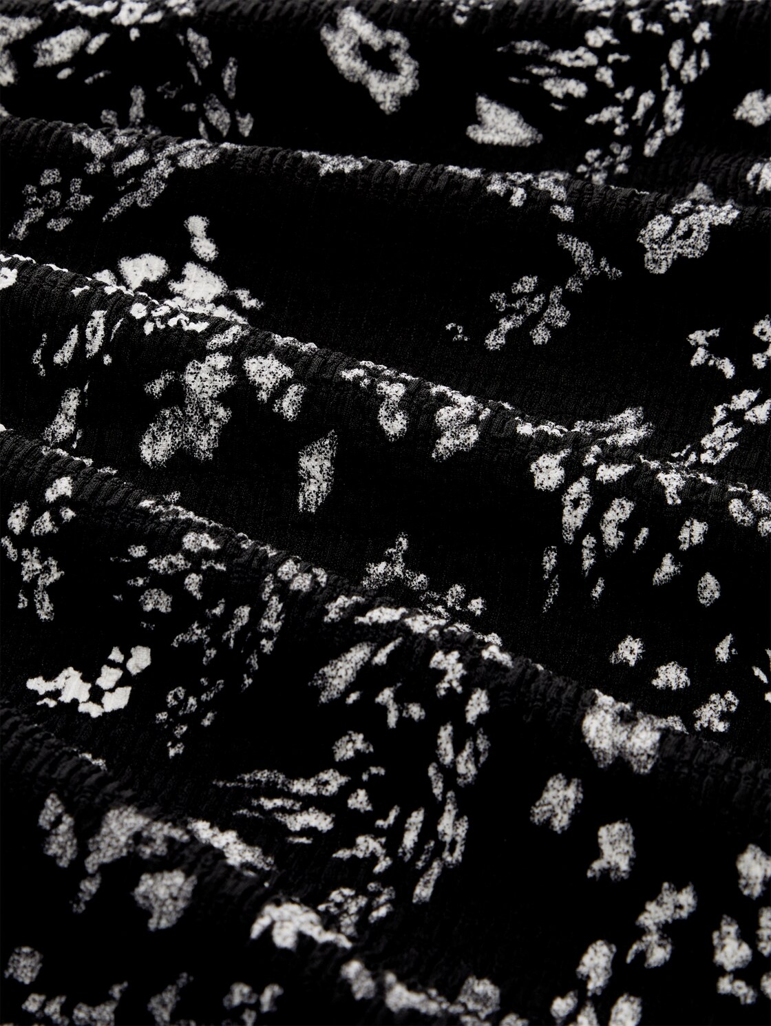 Crinkle Wide Leg Hose - black white flower print - Material-Ansicht