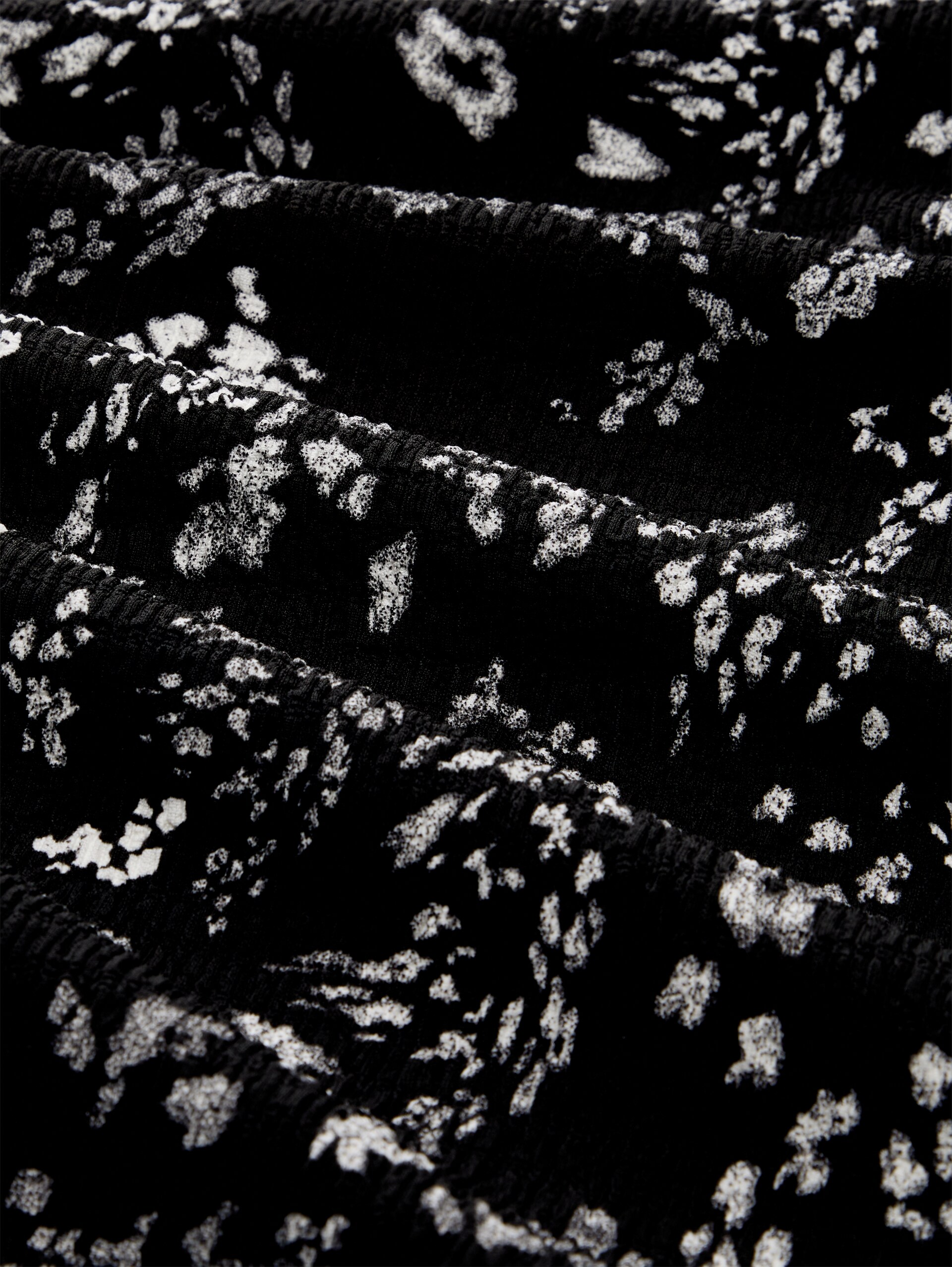 Crinkle Wide Leg Hose - black white flower print - Material-Ansicht
