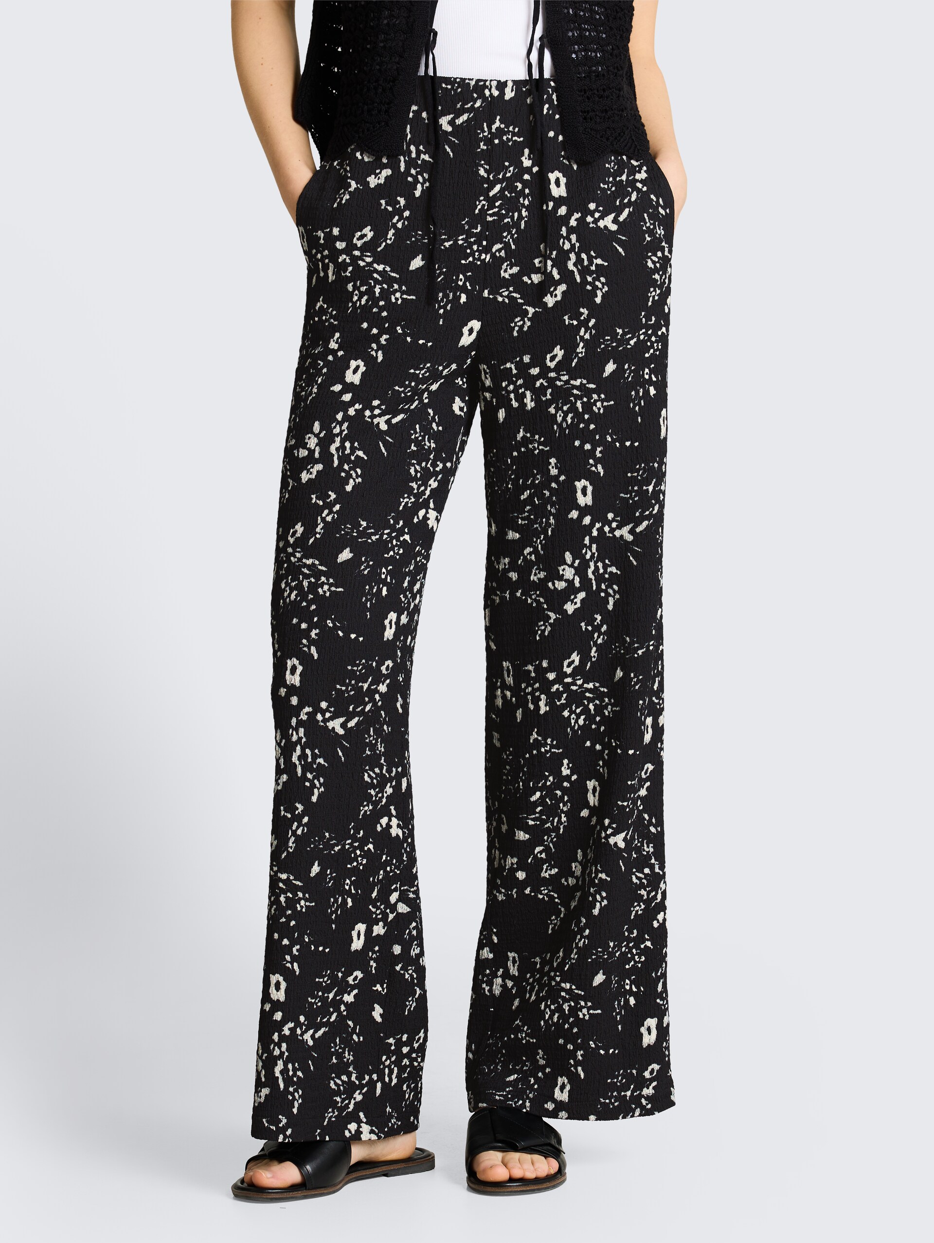 Crinkle Wide Leg Hose - black white flower print - Ausschnitt Model-Vorderansicht
